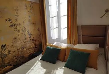 Bedroom and shower-room partition