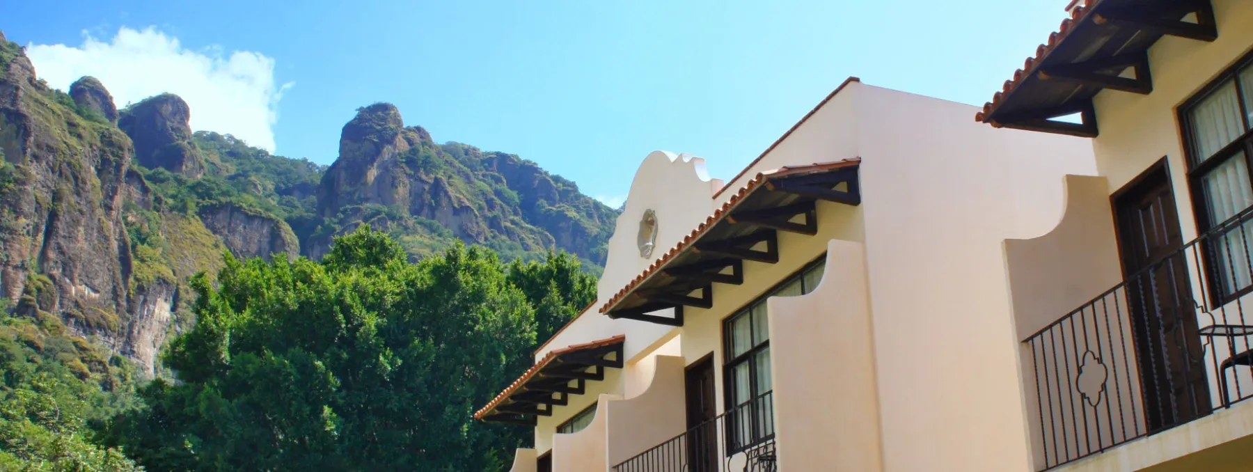 Quinta GYO with the Tepozteco mountains