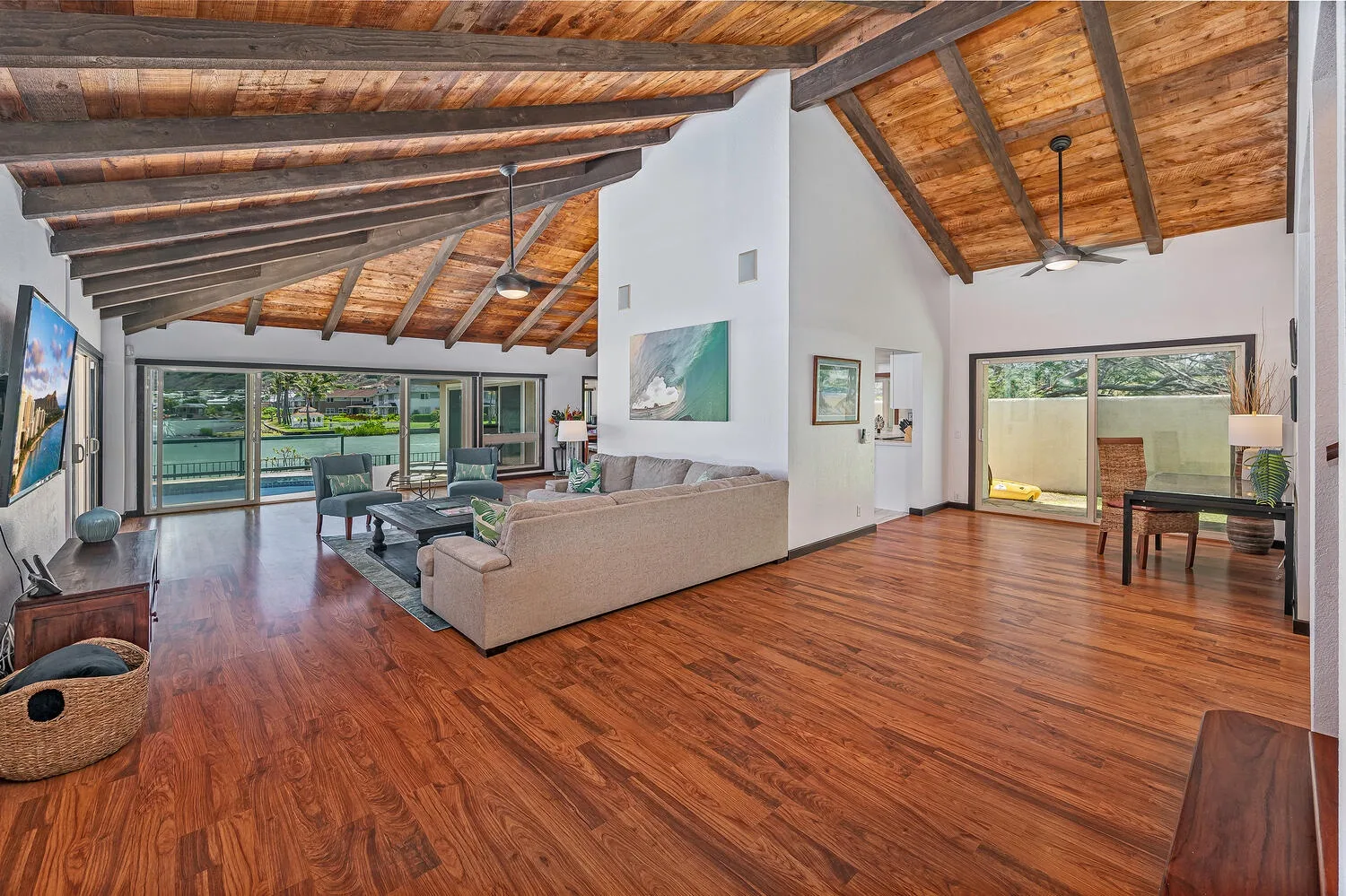 Una amplia sala de estar con una zona de asientos y grandes ventanales.