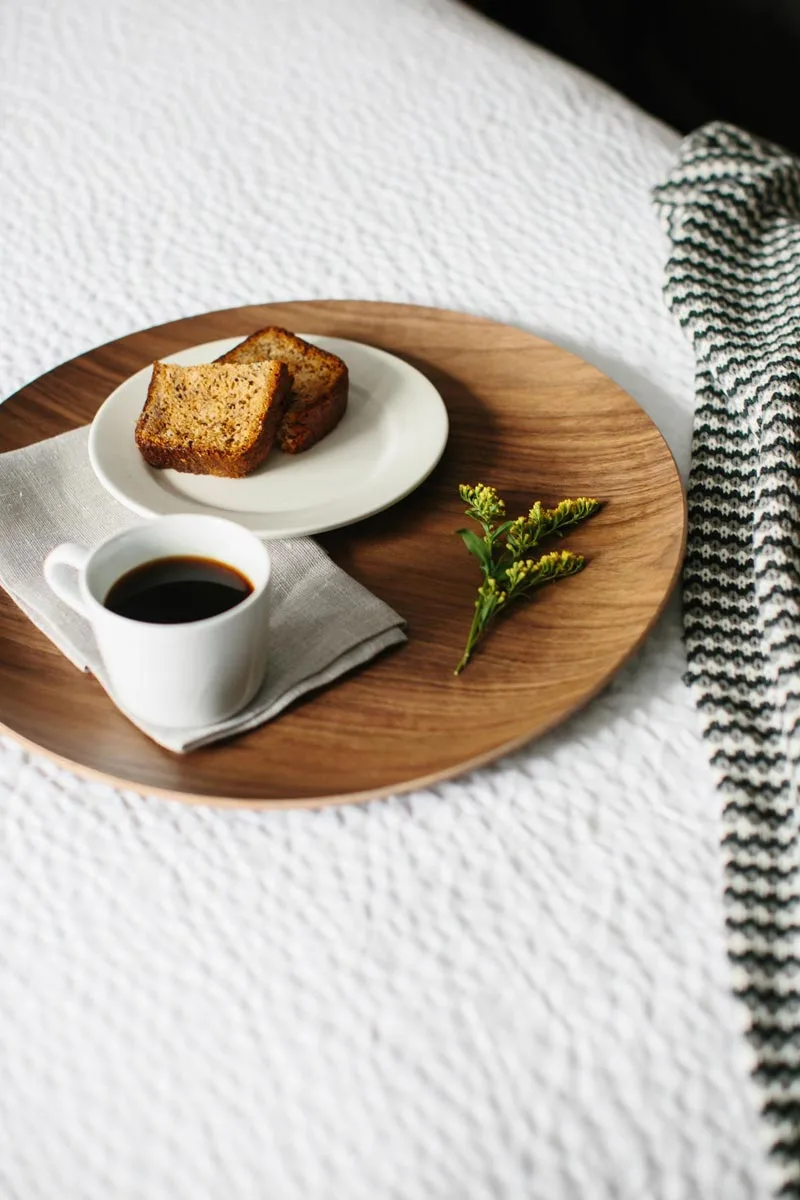 Comida y café en una habitación