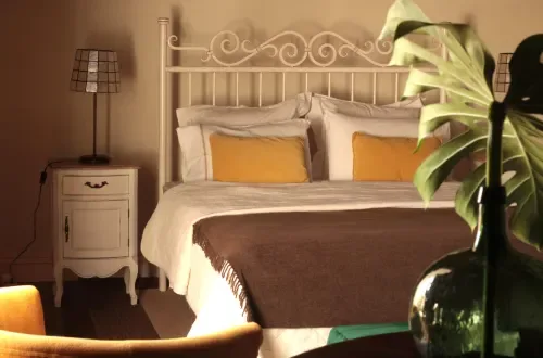 Charming Suite bed and sitting area