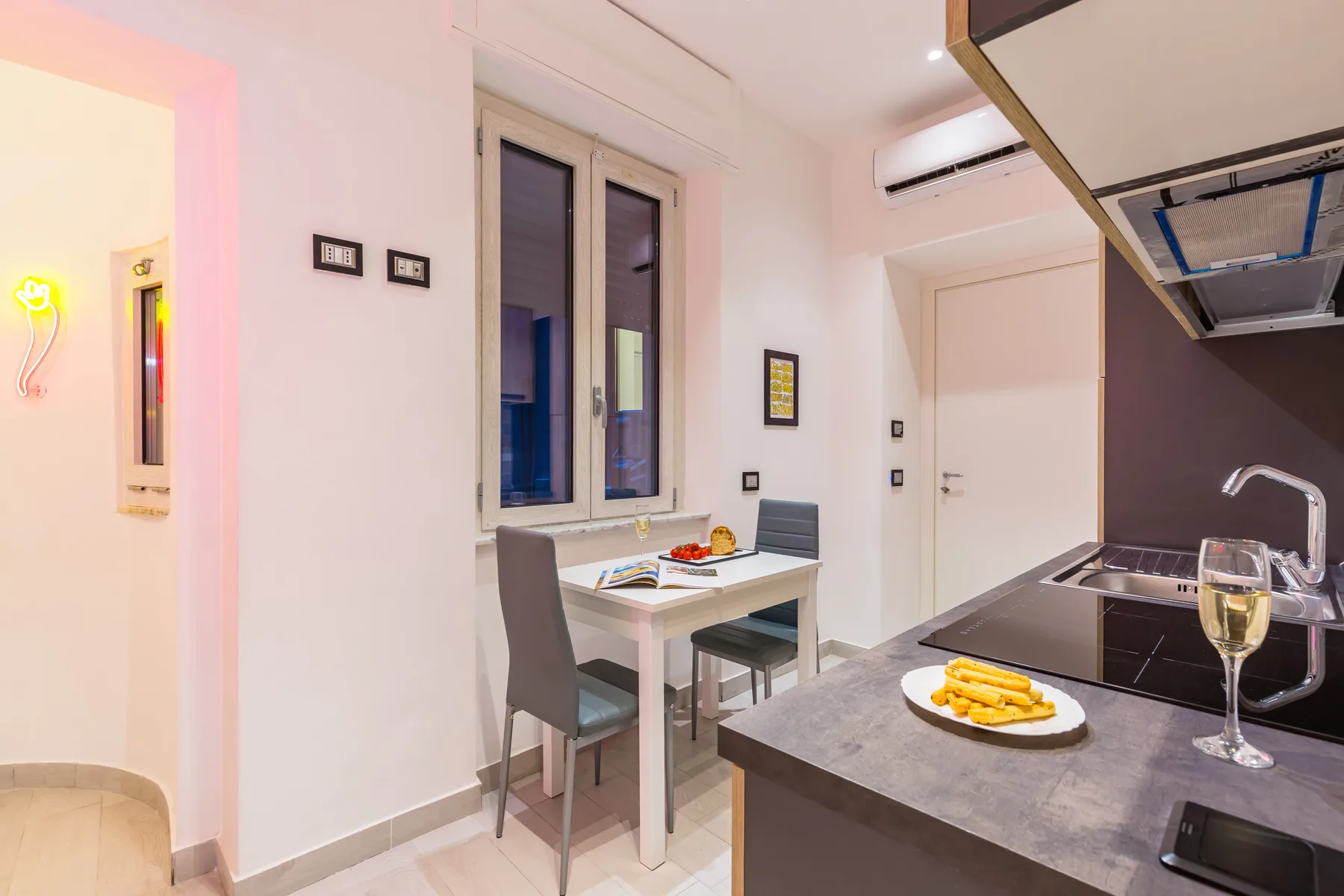 Una cocina luminosa con una mesa de comedor junto a la encimera.