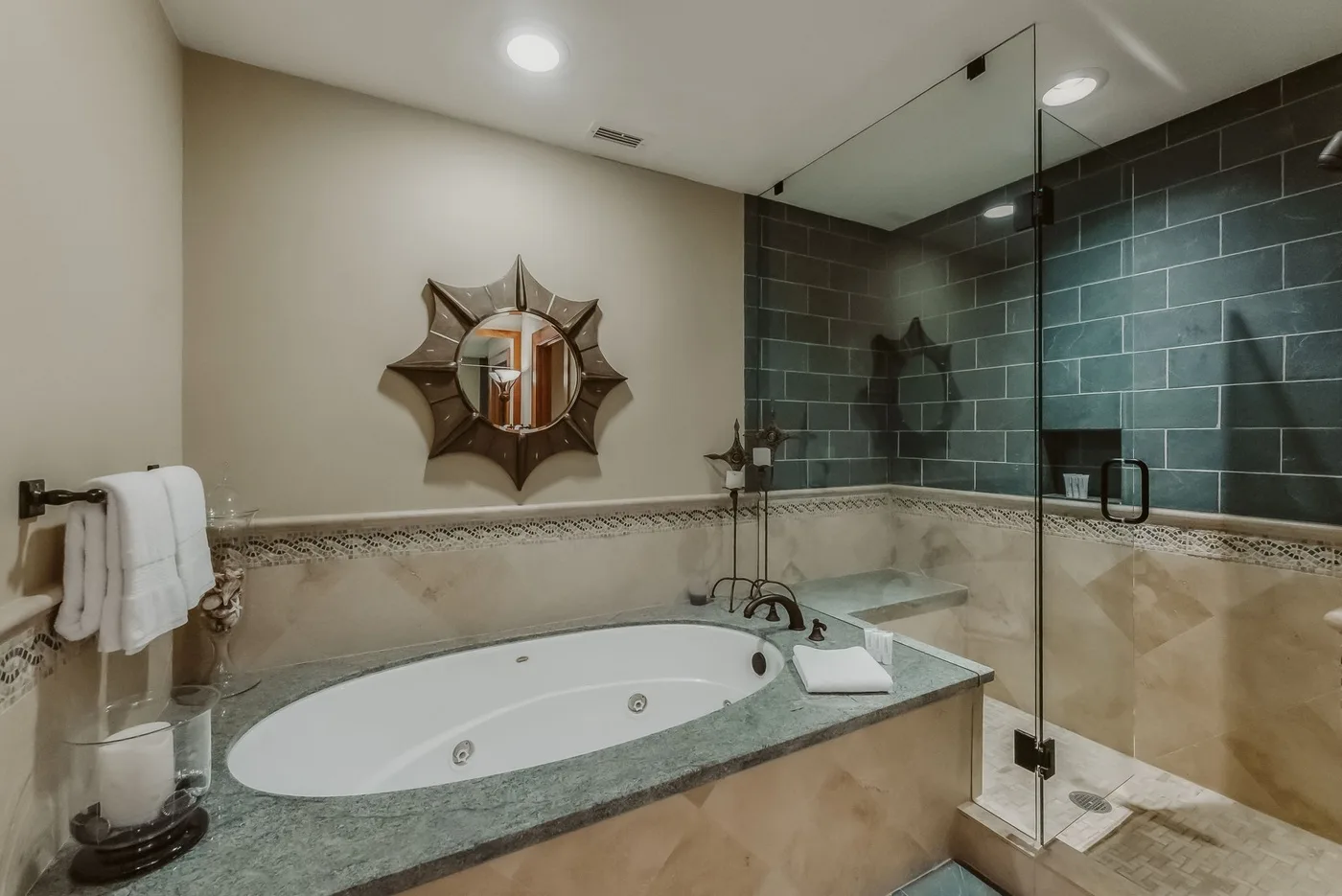 Un baño con una bañera empotrada y una ducha con mampara de vidrio.