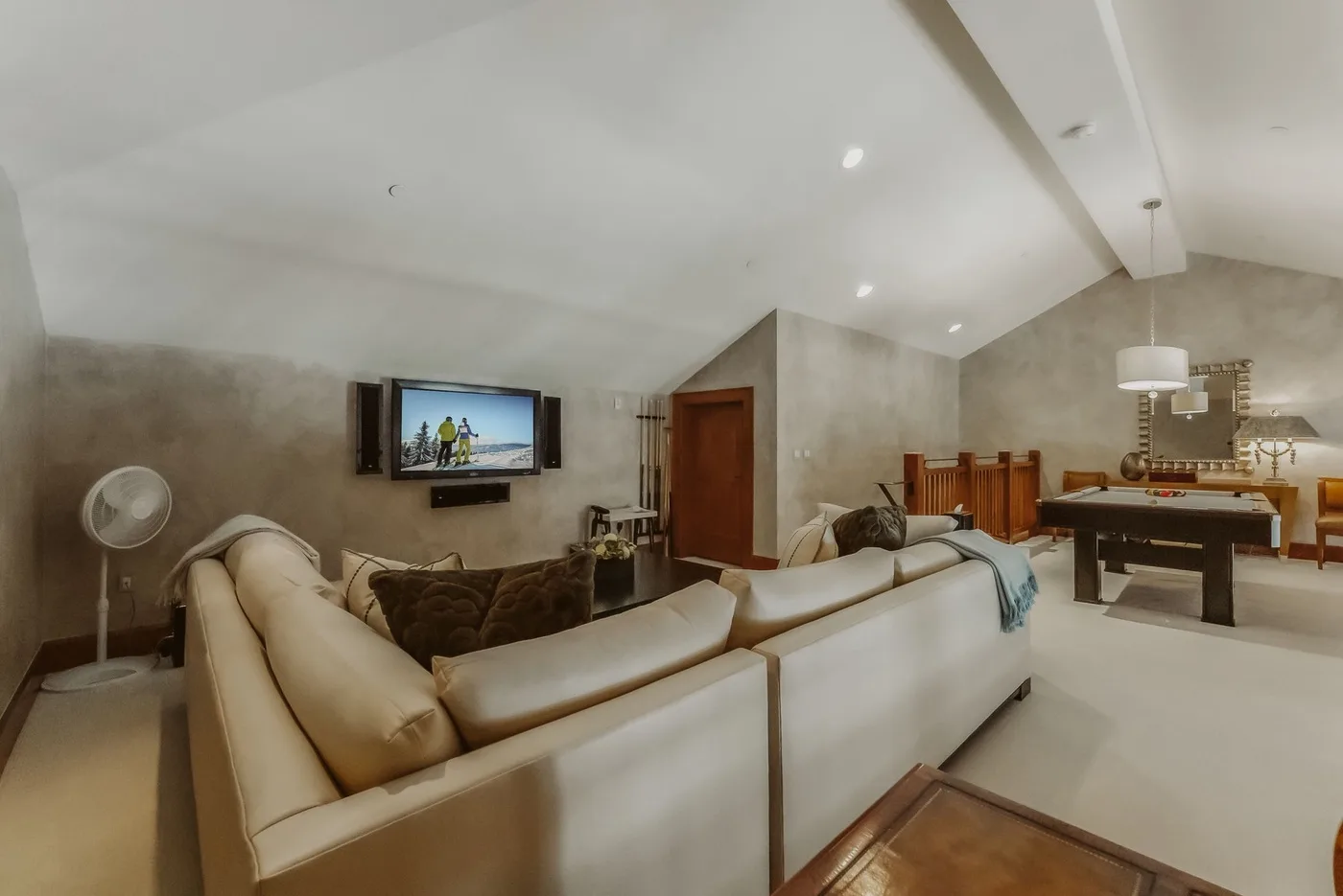 Una sala de estar con asientos, un televisor y una mesa de comedor.