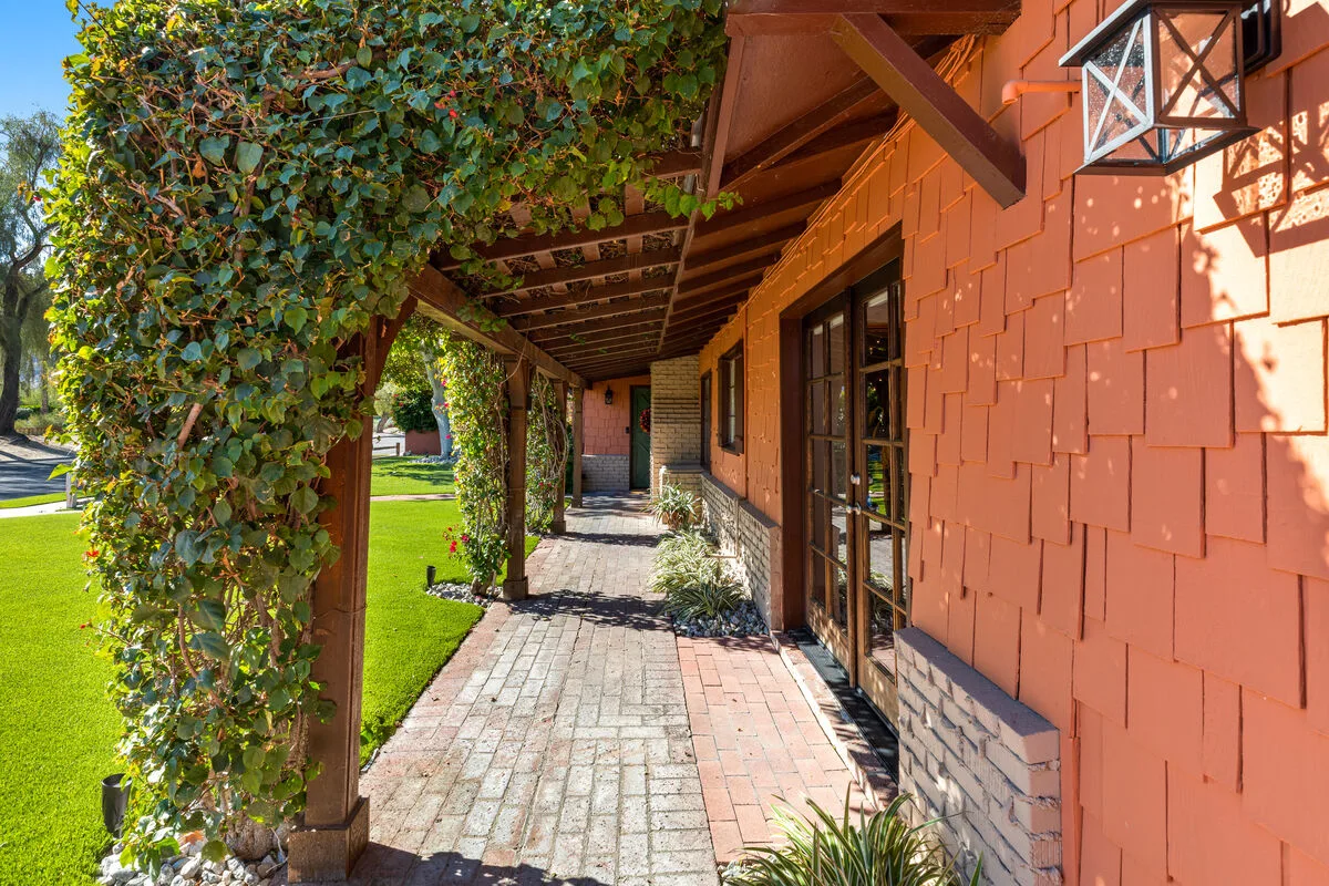 Oliver's Oasis - 2446