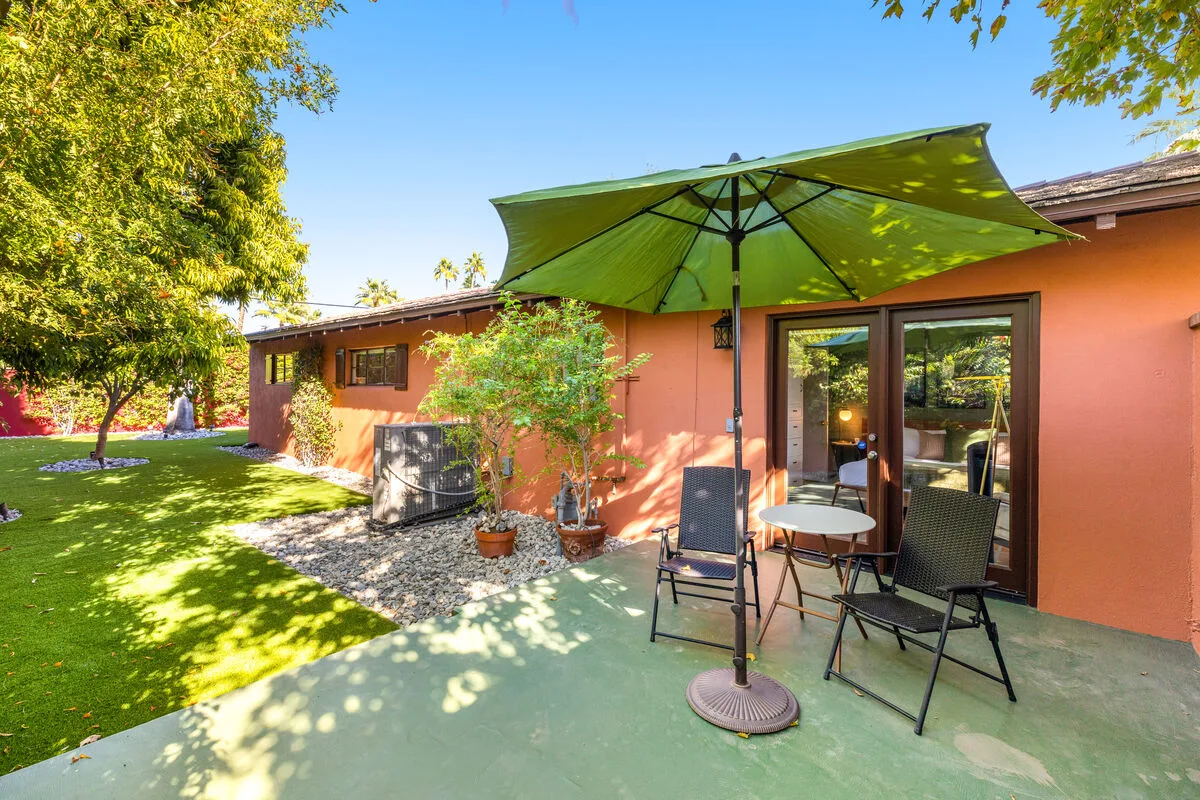 Oliver's Oasis - 2446
