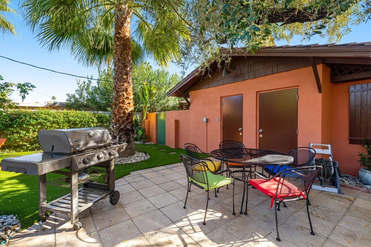 Oliver's Oasis - 2446