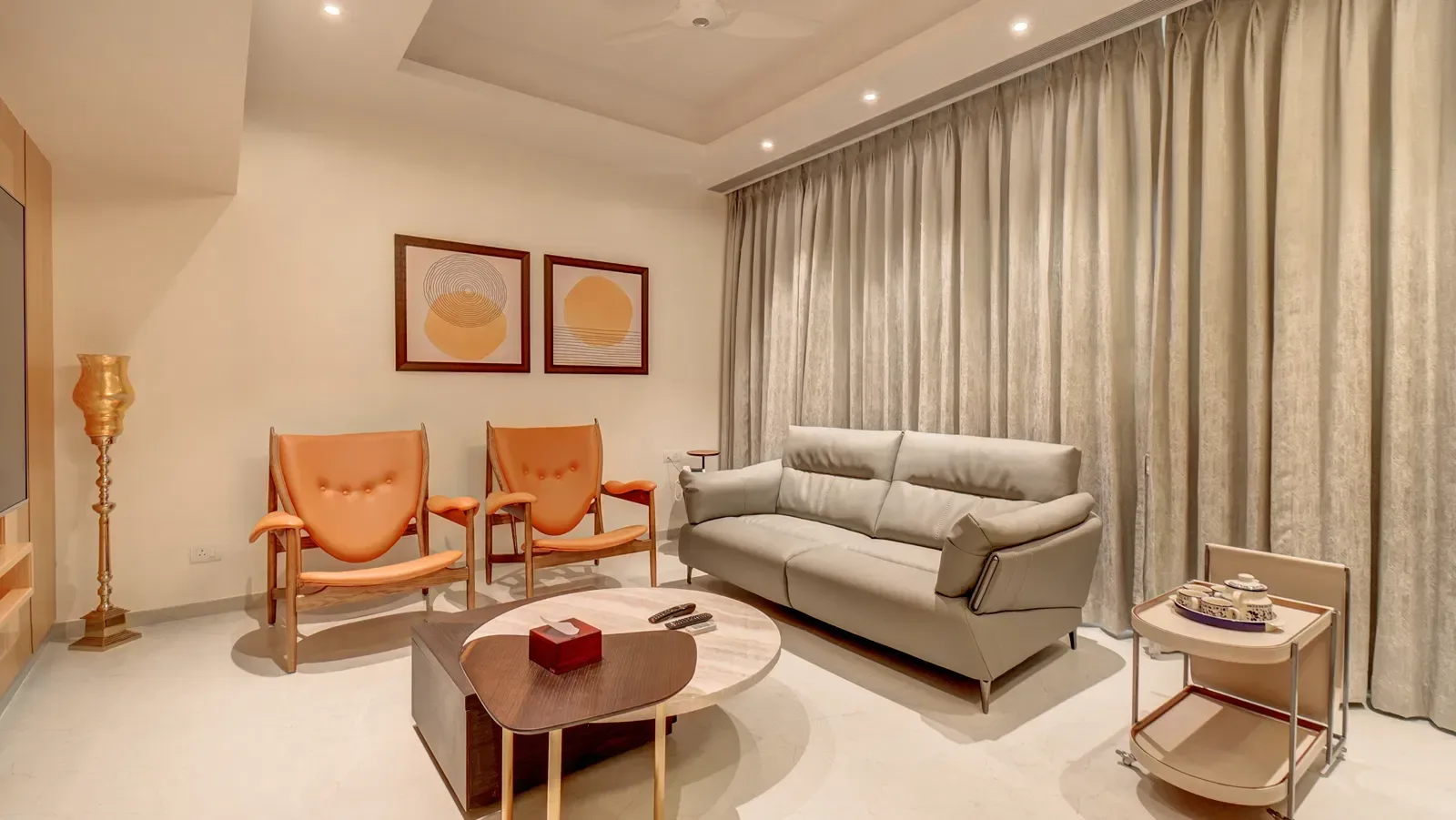 Sala de estar con sofá, mesa de centro y sillas