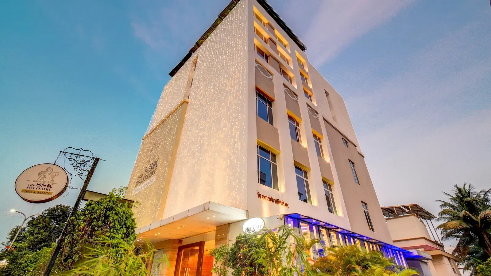 Fachada del hotel al anochecer