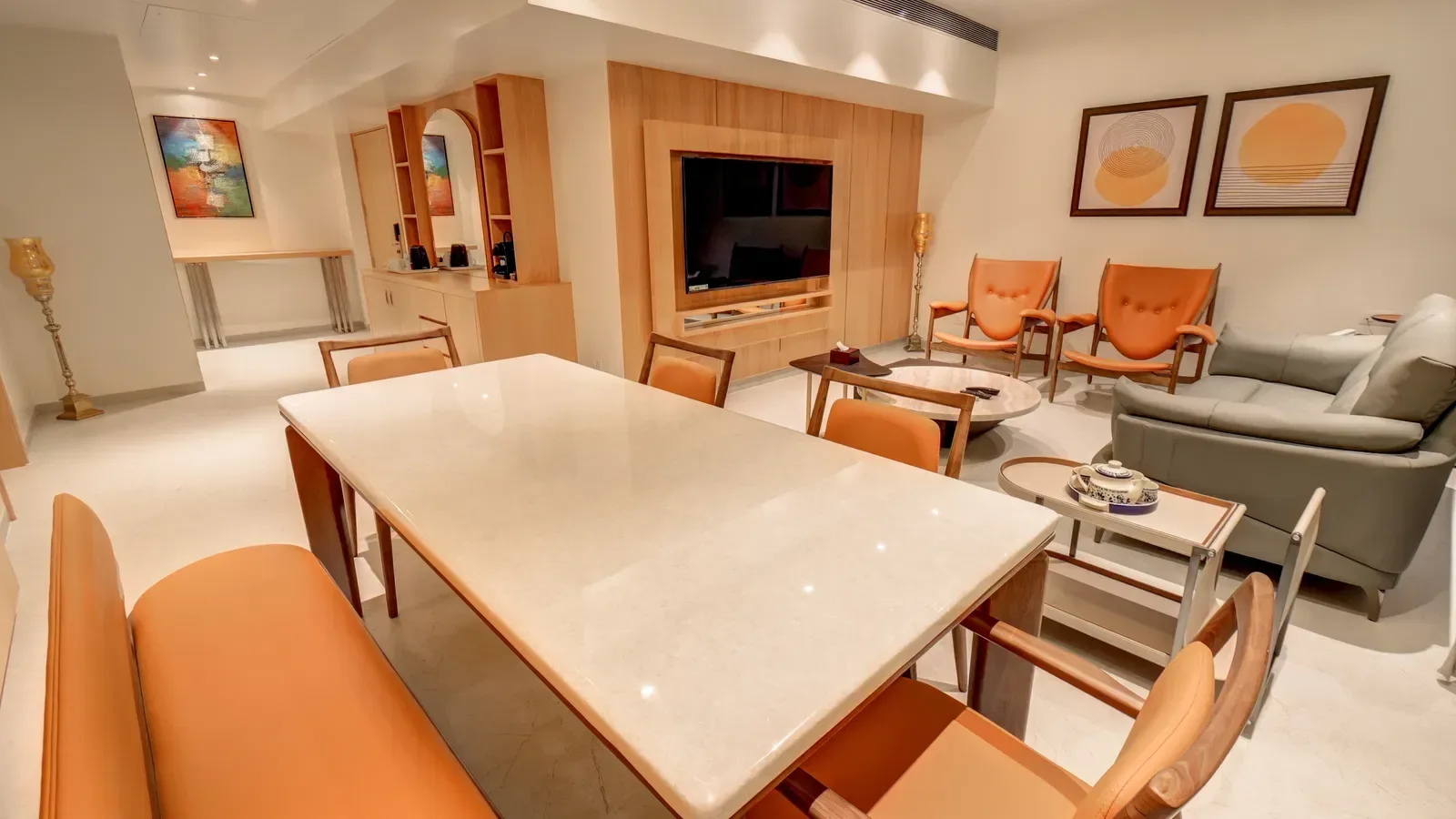 Sala de estar con sofá, mesa, sillas y televisor