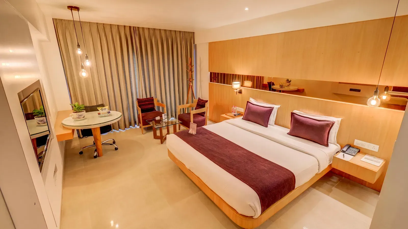 Cama king y zona de estar en una habitación Deluxe