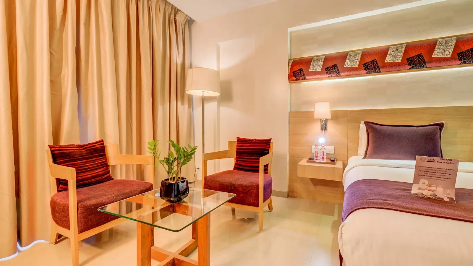 Zona de estar y cama en una habitación Deluxe