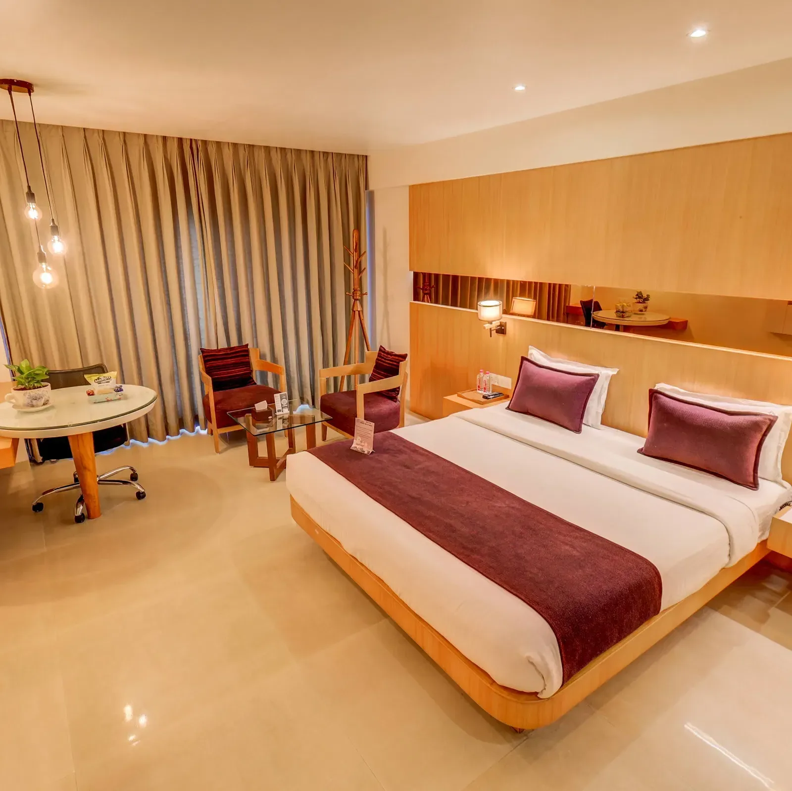 Cama king y zona de estar en una habitación Deluxe