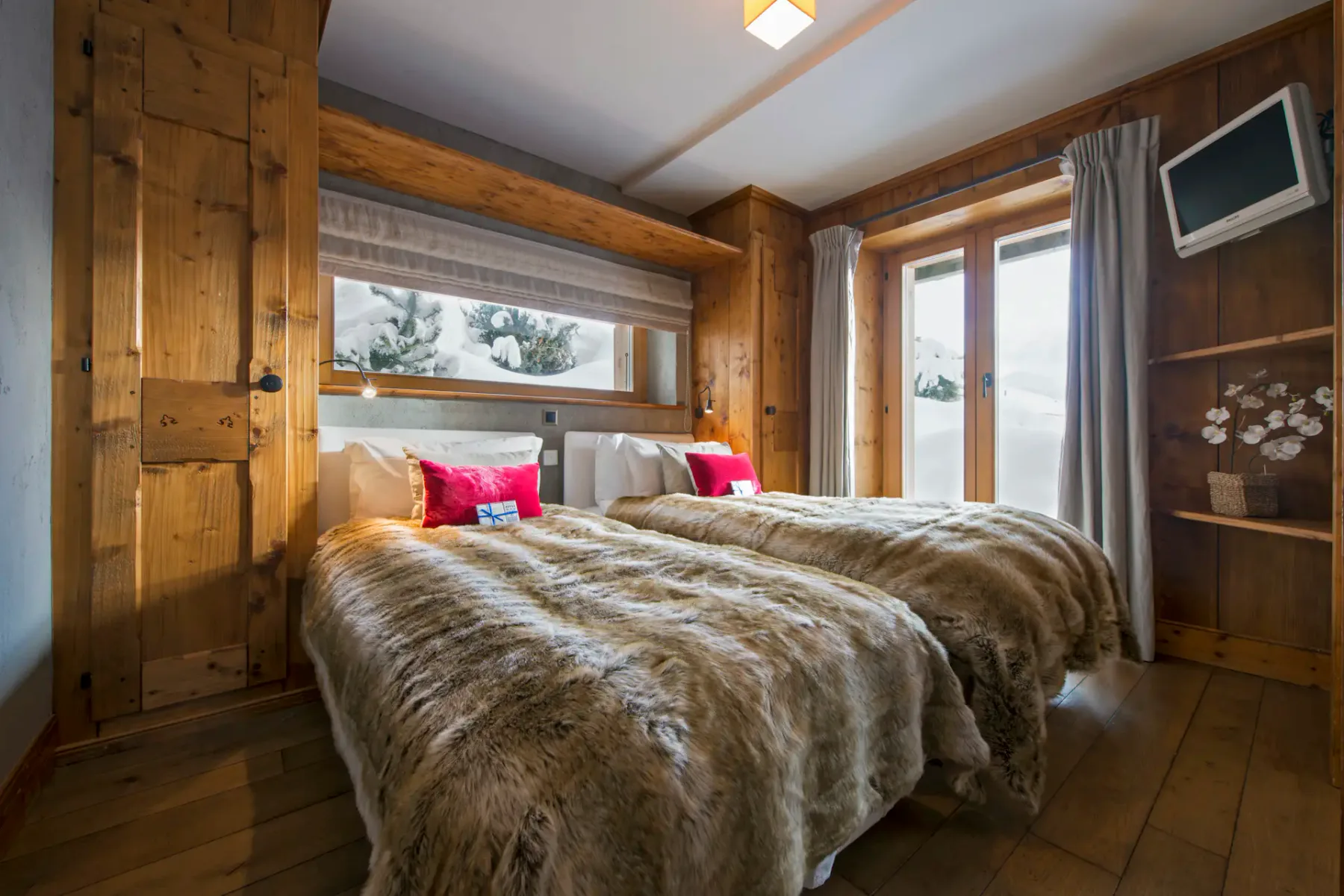 Dormitorio de lujo con baño privado en Chalet Pierre Avoi, Verbier
