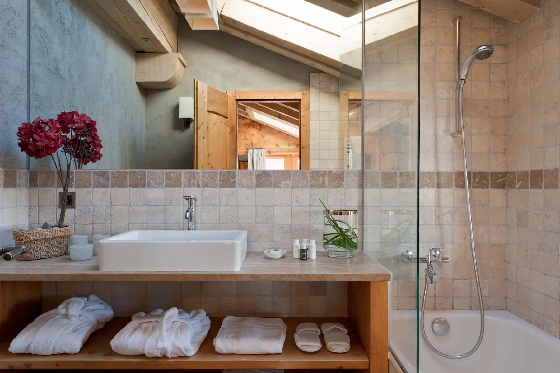 Dormitorio de lujo con baño privado en Chalet Pierre Avoi, Verbier