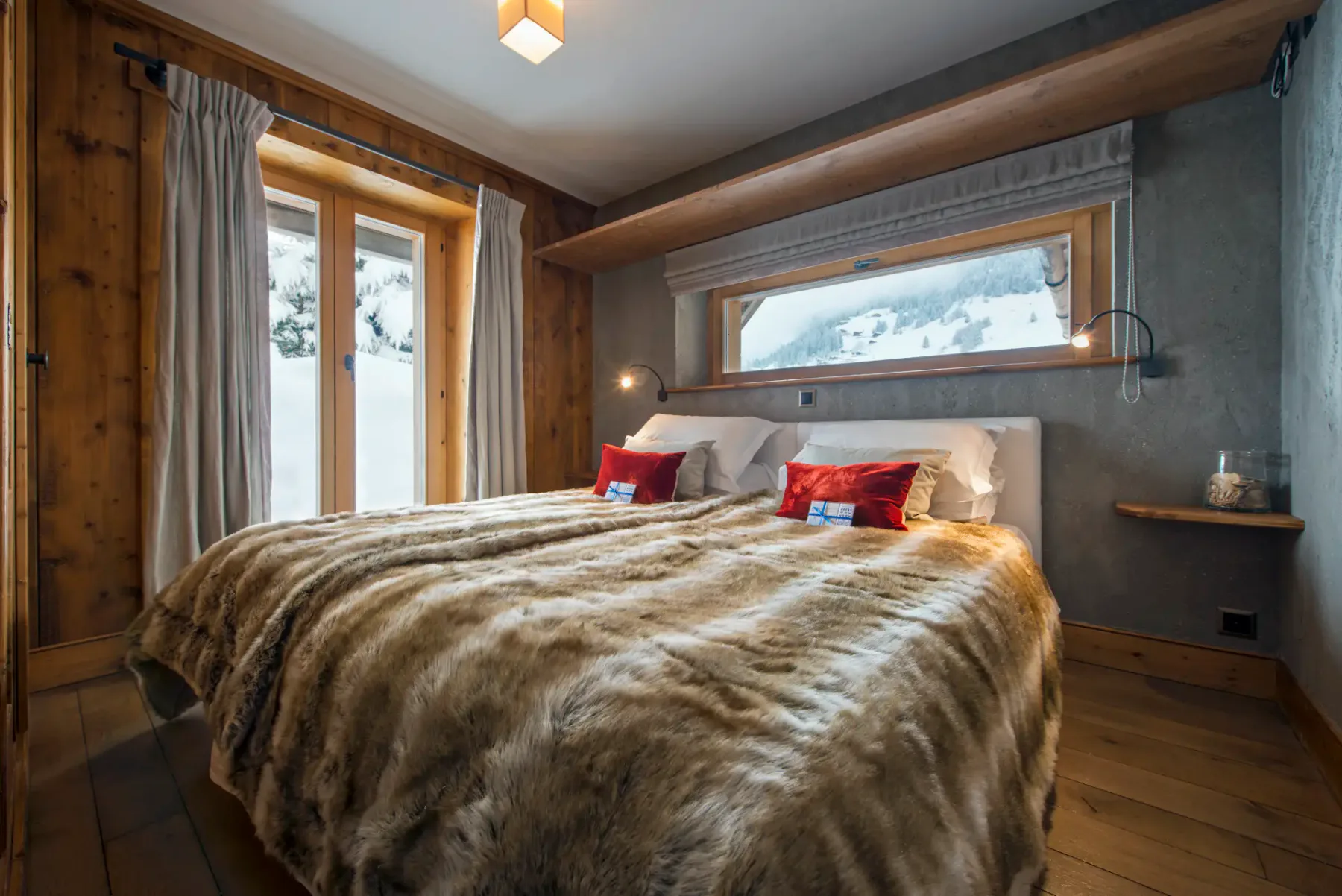Dormitorio de lujo con baño privado en Chalet Pierre Avoi, Verbier