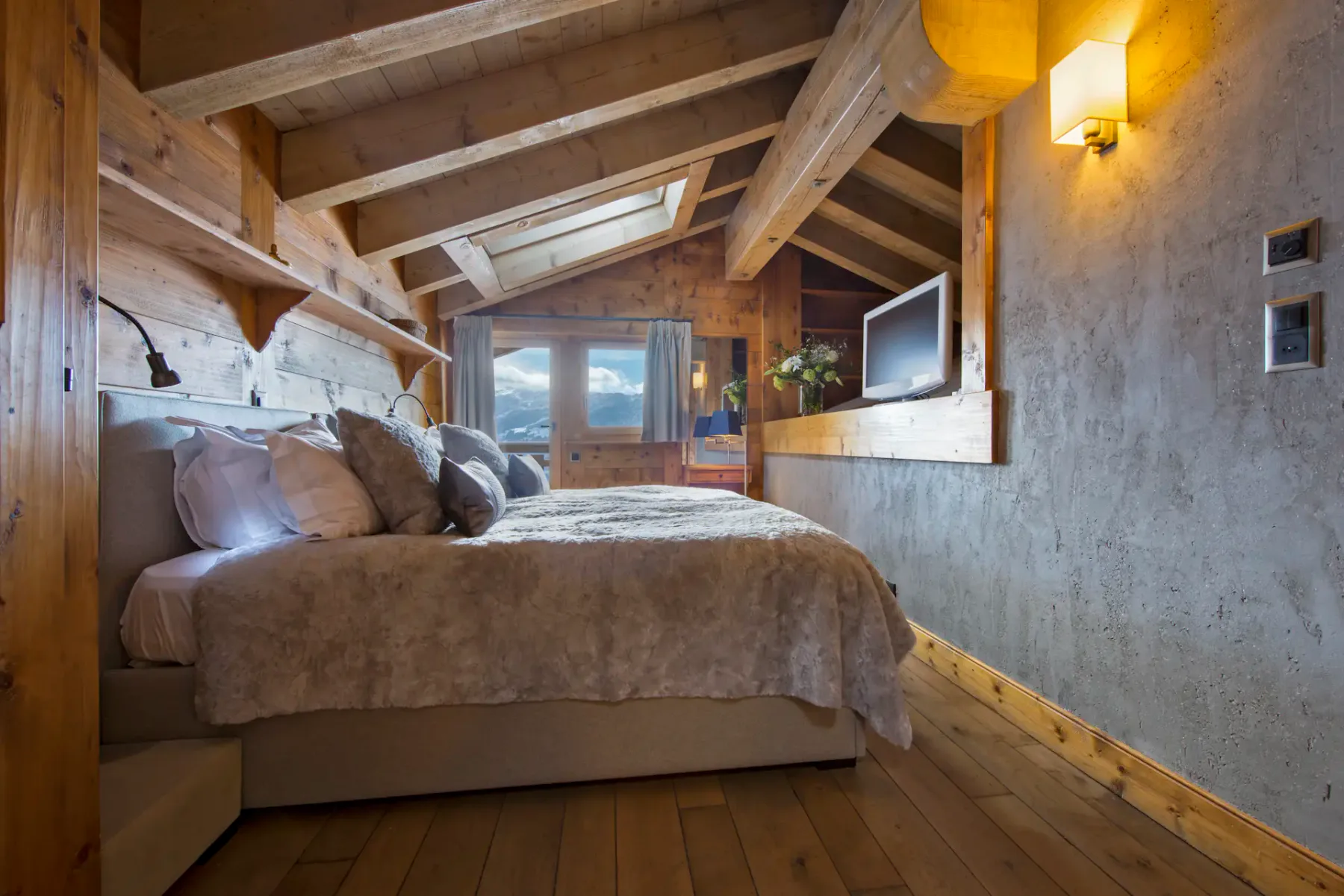 Dormitorio de lujo con baño privado en Chalet Pierre Avoi, Verbier
