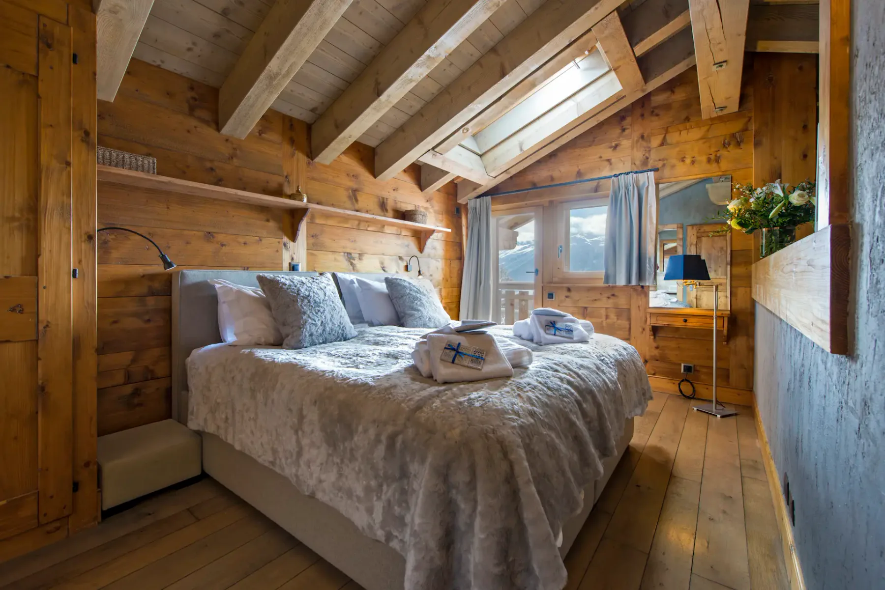 Dormitorio de lujo con baño privado en Chalet Pierre Avoi, Verbier