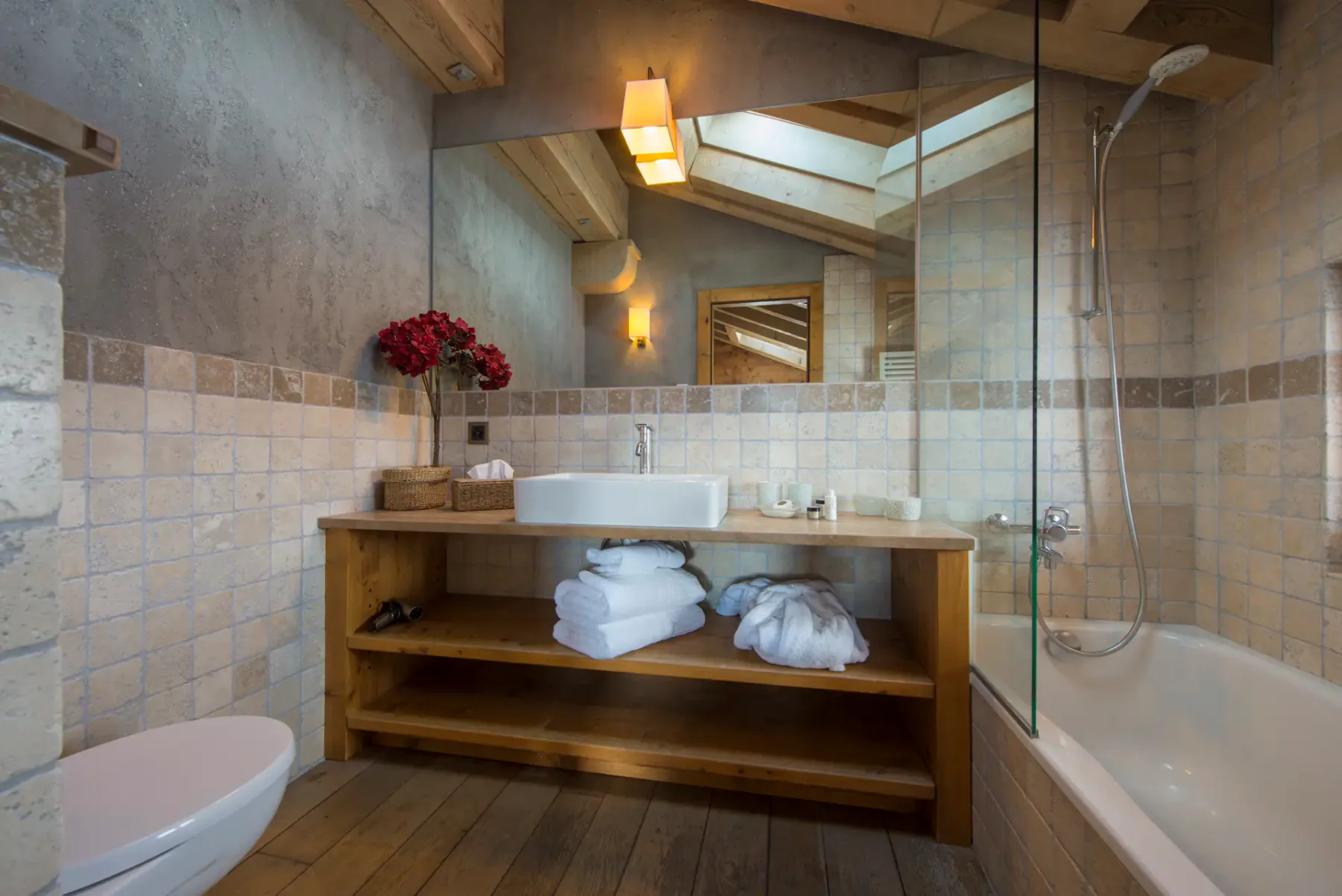 Dormitorio de lujo con baño privado en Chalet Pierre Avoi, Verbier