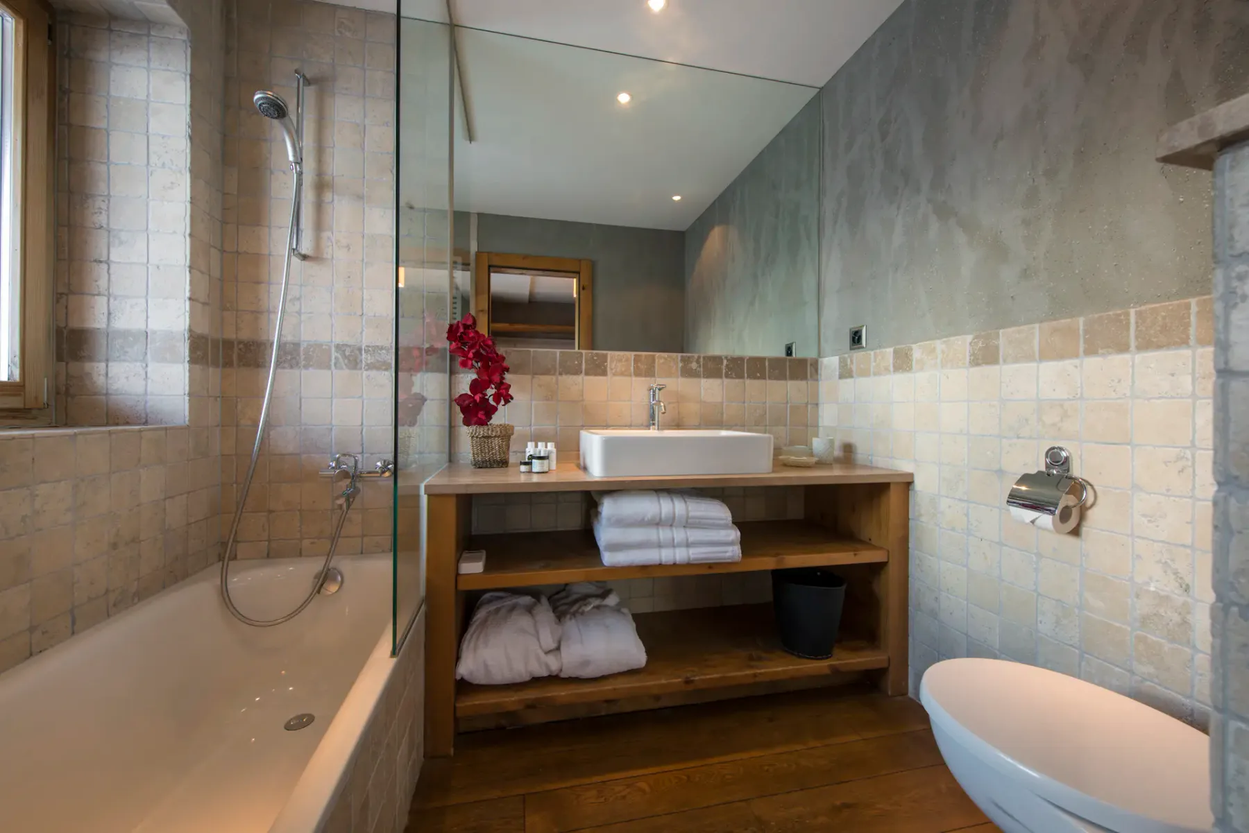 Dormitorio de lujo con baño privado en Chalet Pierre Avoi, Verbier