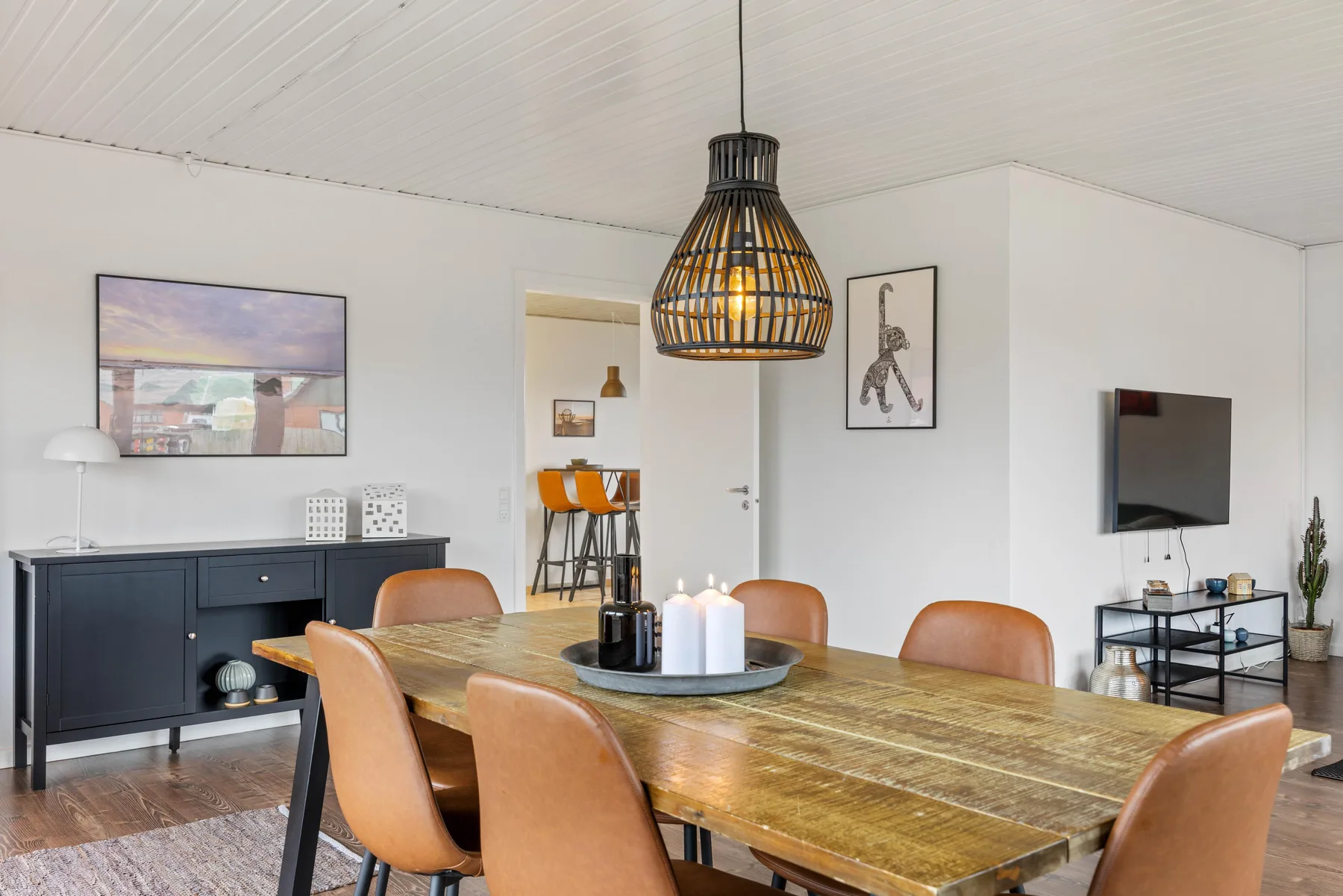 Comedor con una mesa de madera y una lámpara colgante.