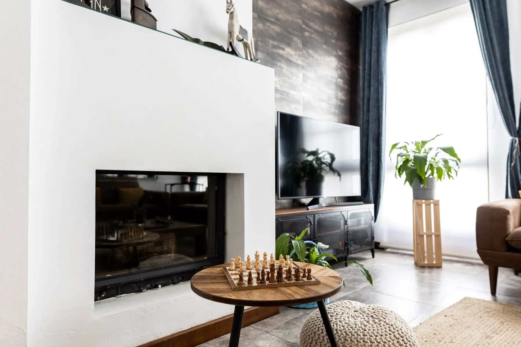 Chimenea en el comedor compartido.