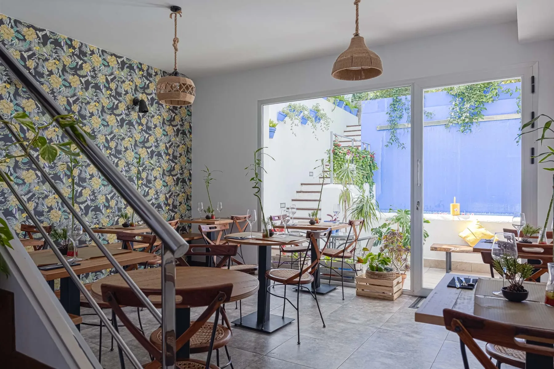 Zona compartida de comedor y reunión con mesas.