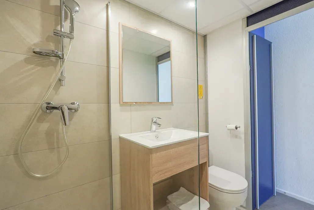 Baño de la habitación doble