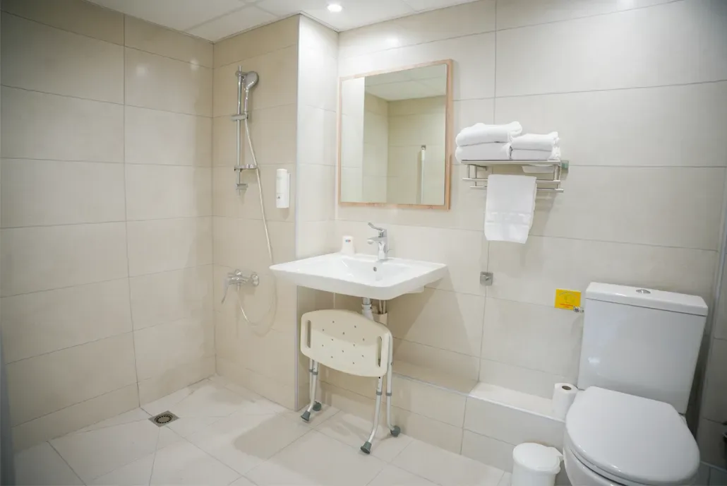 Baño de la habitación accesible