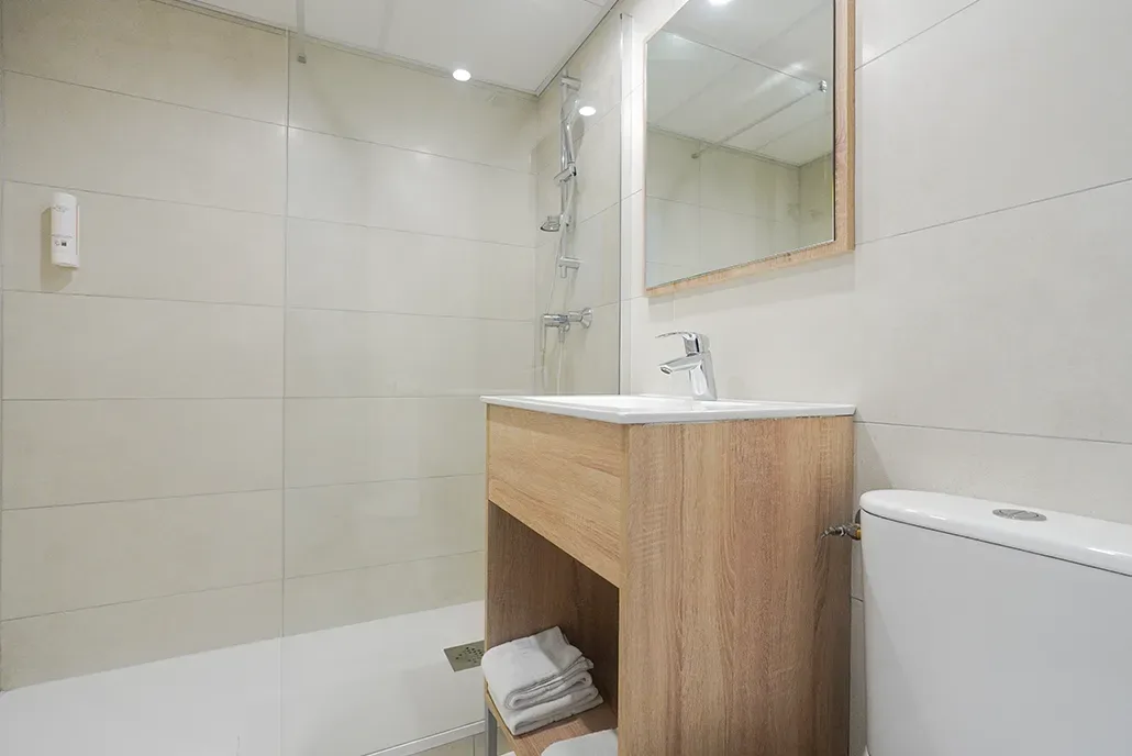 Baño de la habitación con dos camas individuales