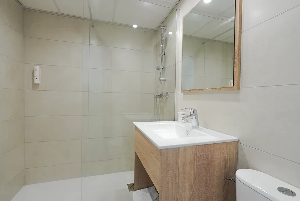 Baño de la habitación doble