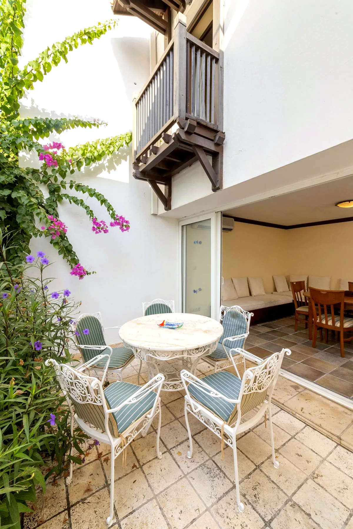 Terraza de la suite bajo una buganvilla