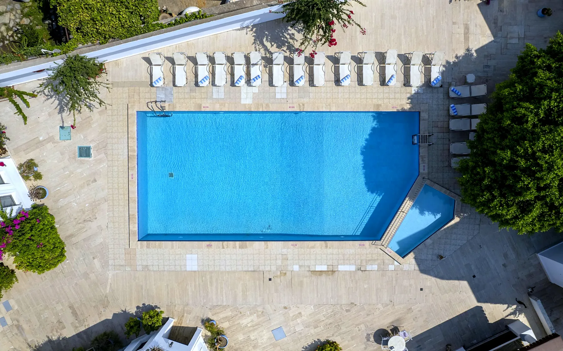 Vista aérea de la piscina, las terrazas y el jardín del hotel