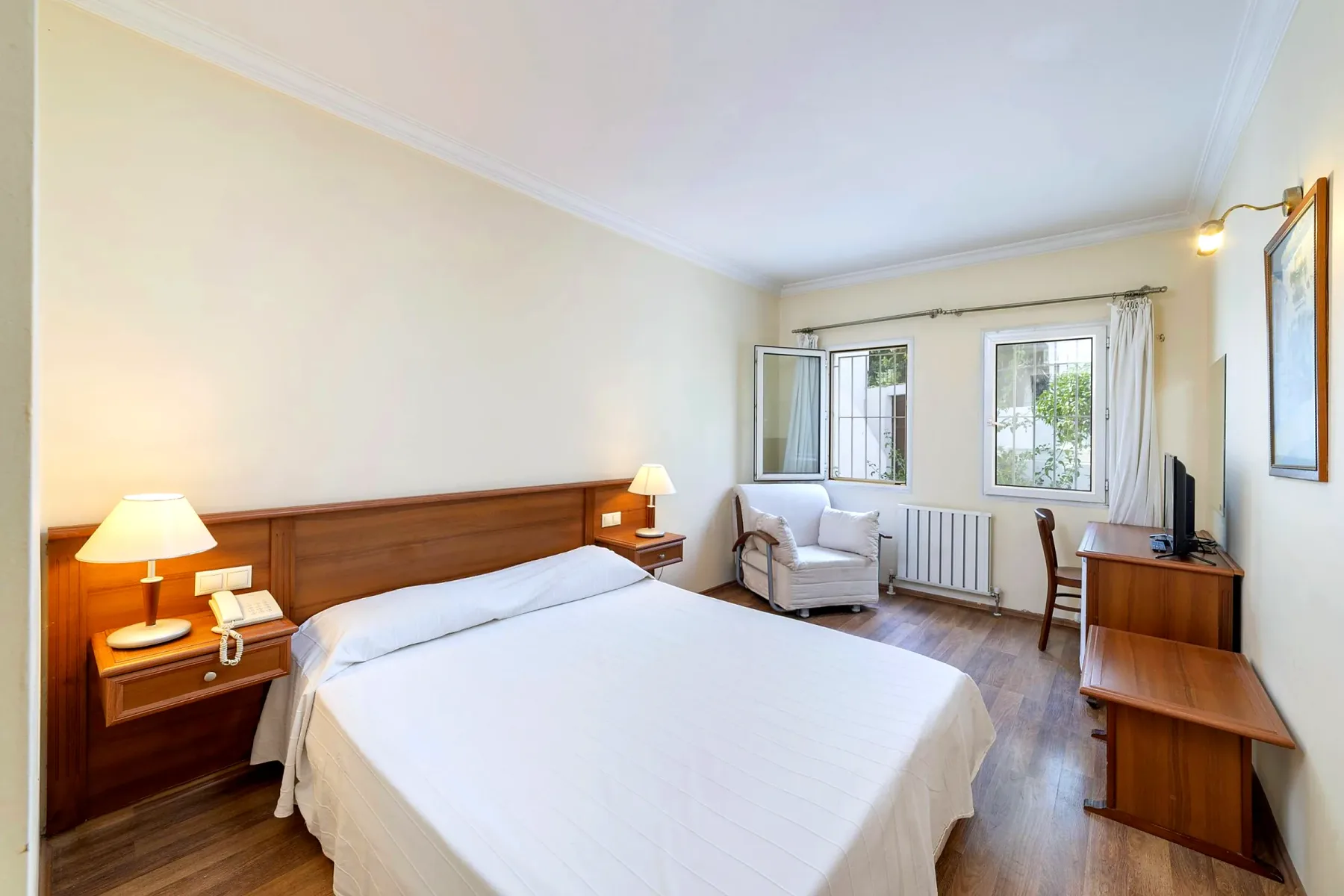 Habitación estándar con cama doble, zona de estar y escritorio