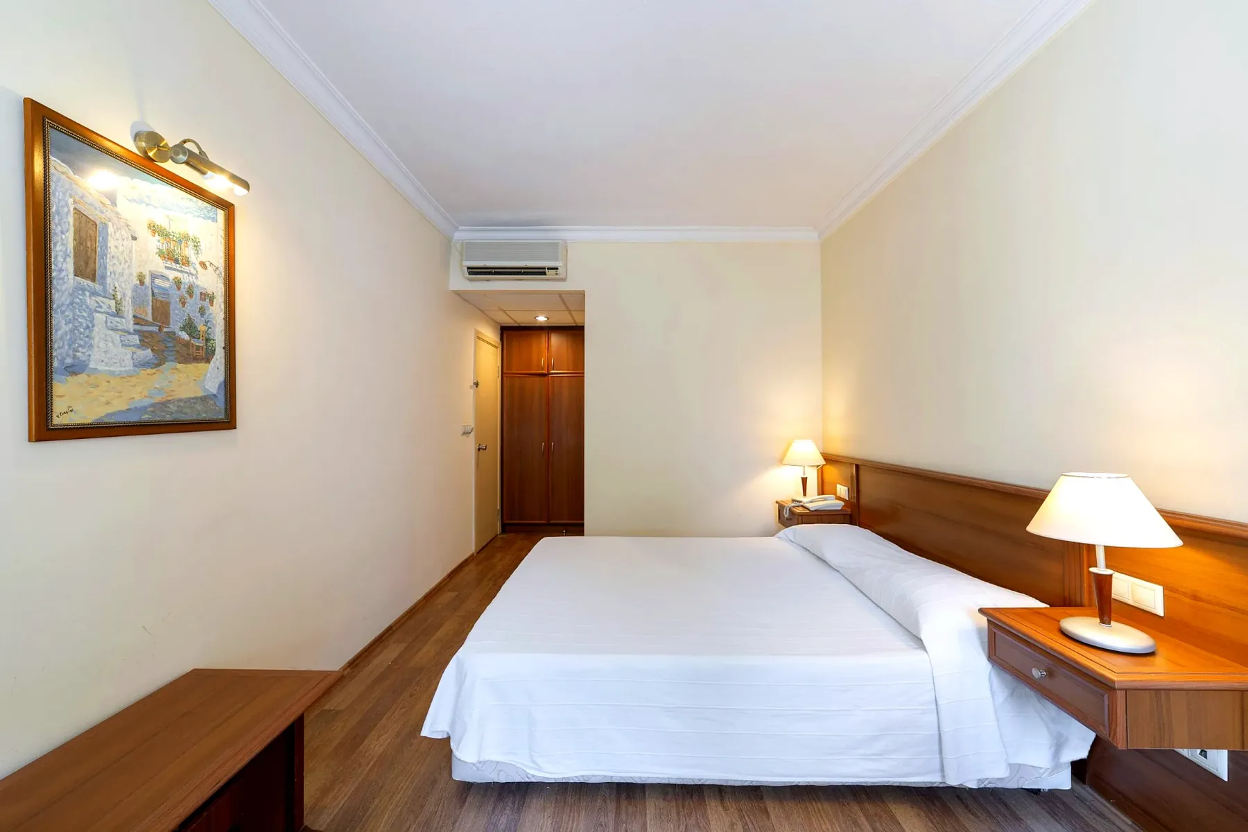 Detalle junto a la cama en una habitación estándar