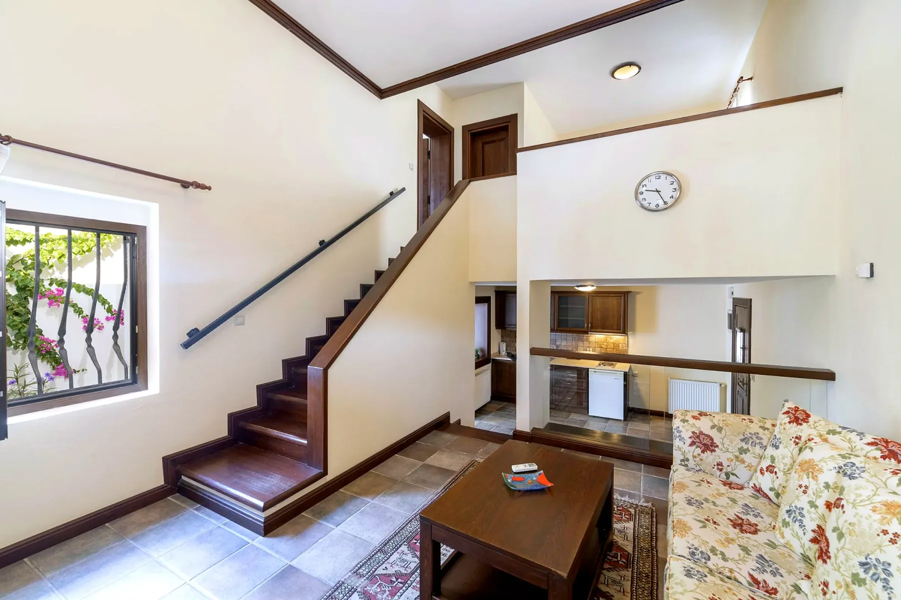 Sala de estar de la suite dúplex y escalera de madera