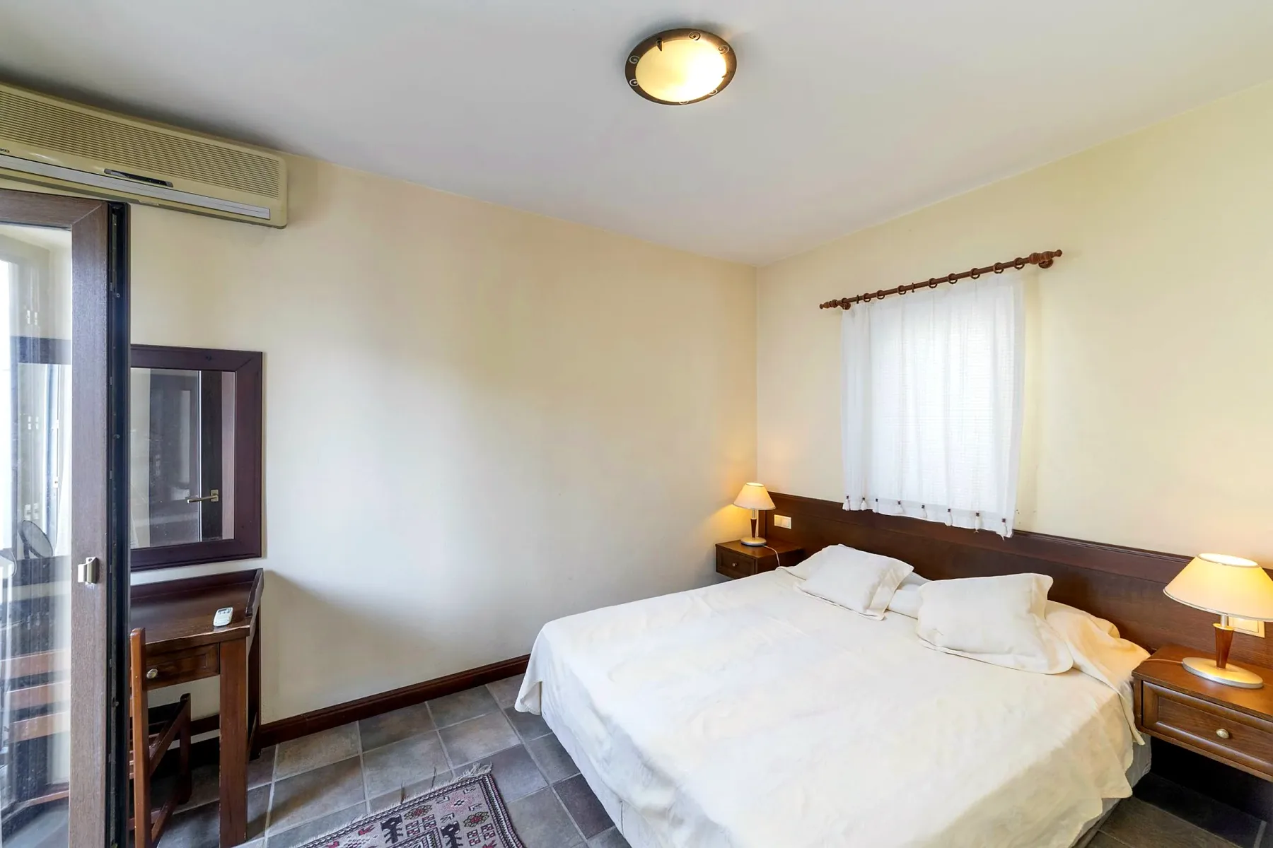 Cama doble en una habitación estándar