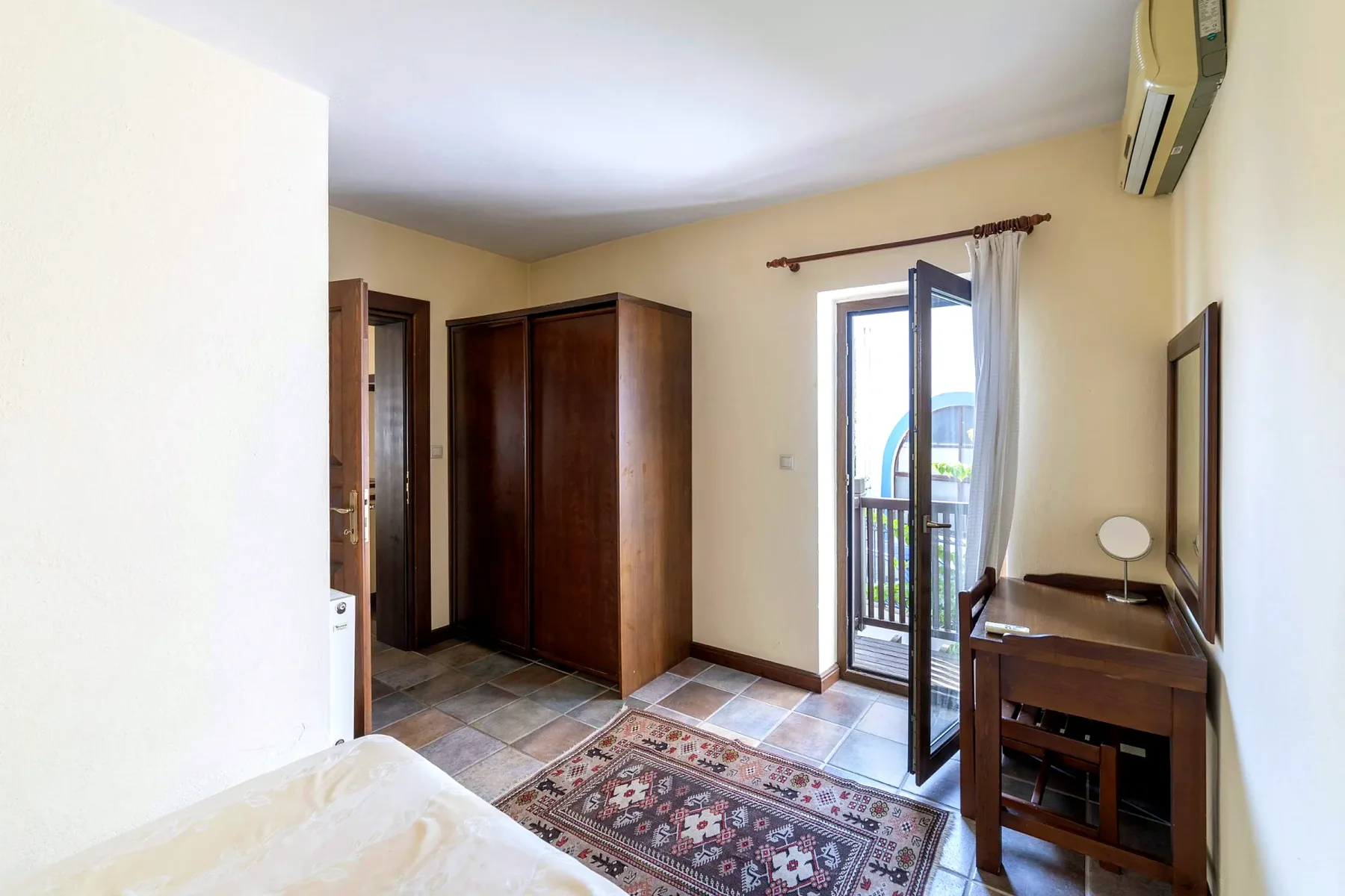 Armario y escritorio en una habitación estándar