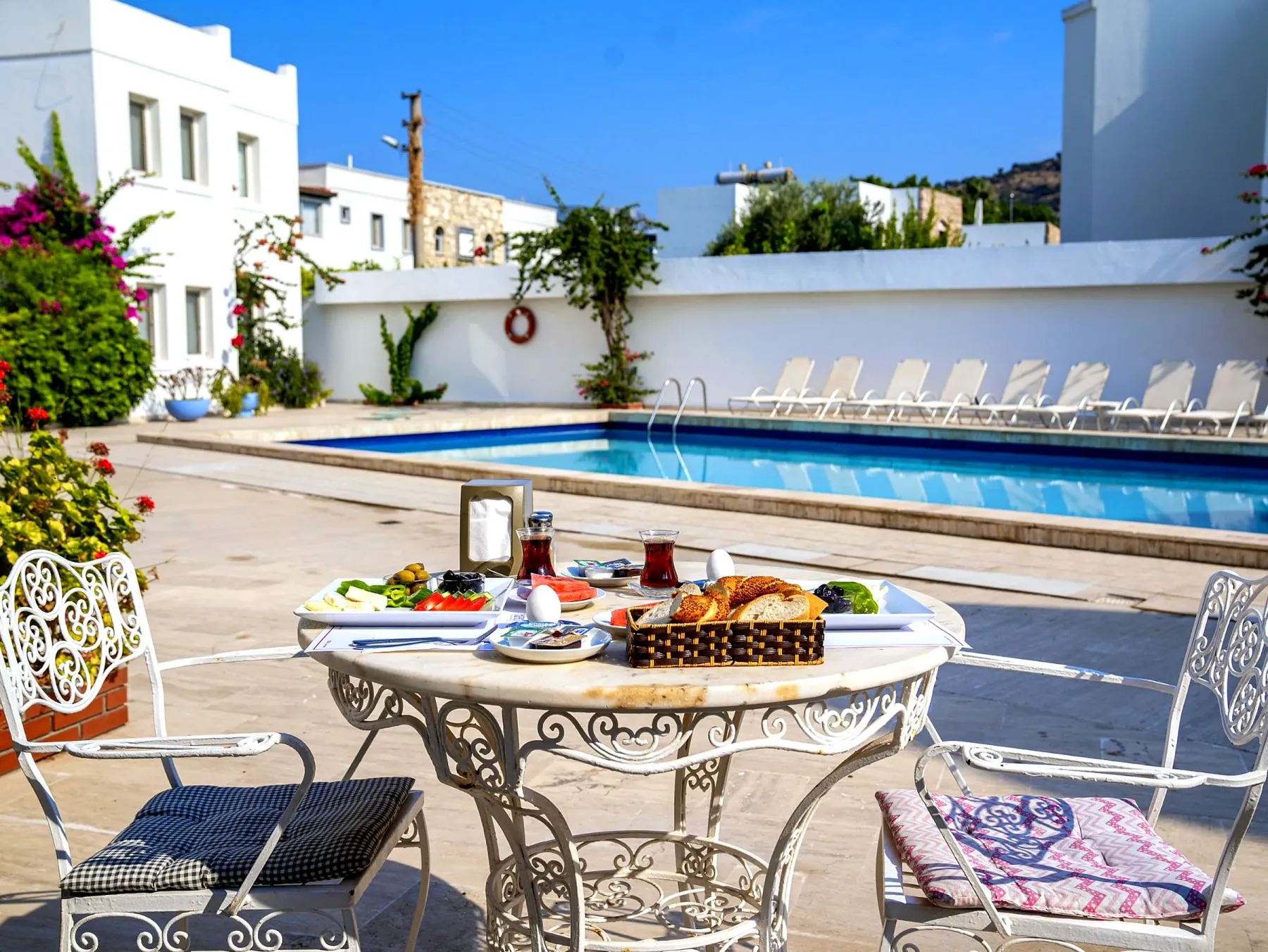 Mesa de desayuno junto a la piscina