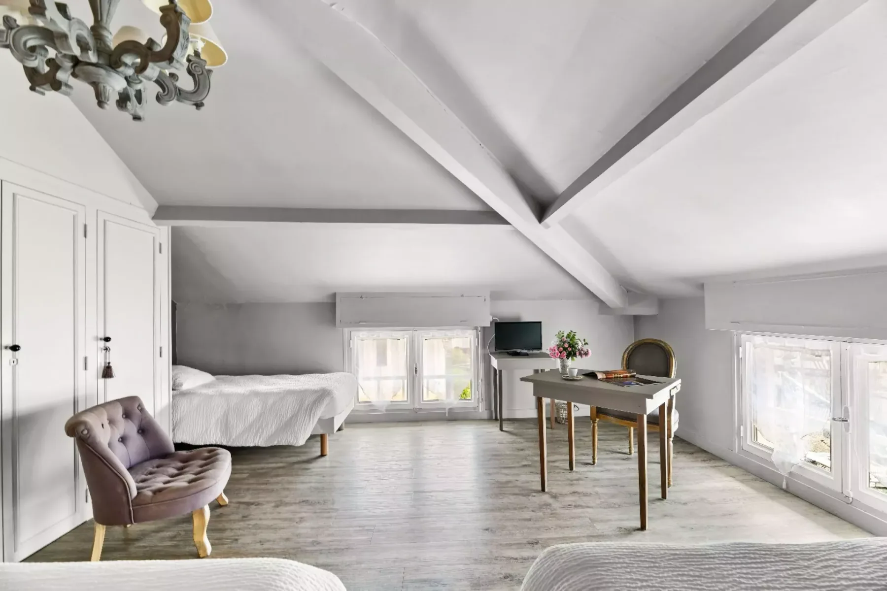 Amplia habitación abuhardillada en Hôtel Le Commerce