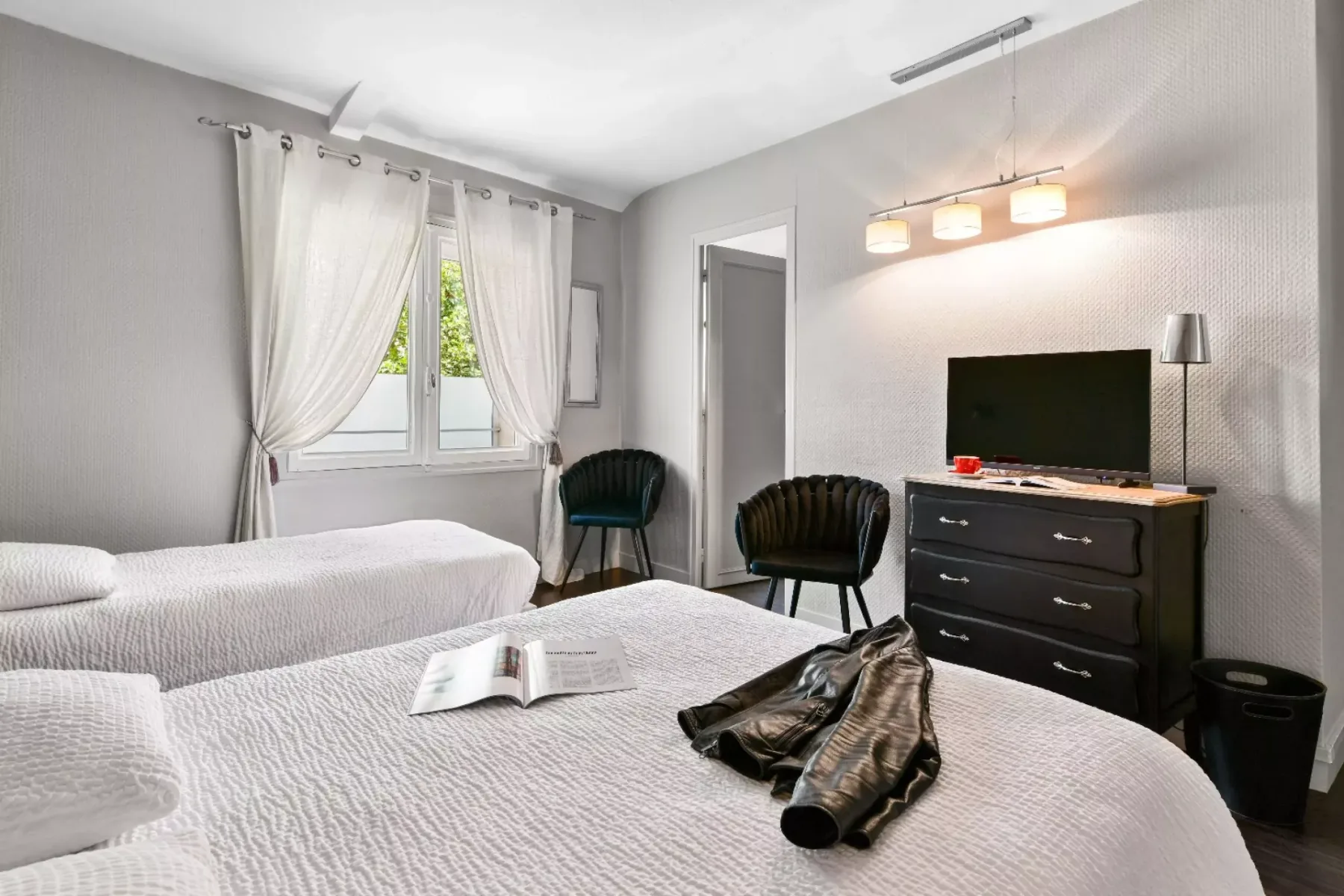 Bright twin room at Hôtel Le Commerce