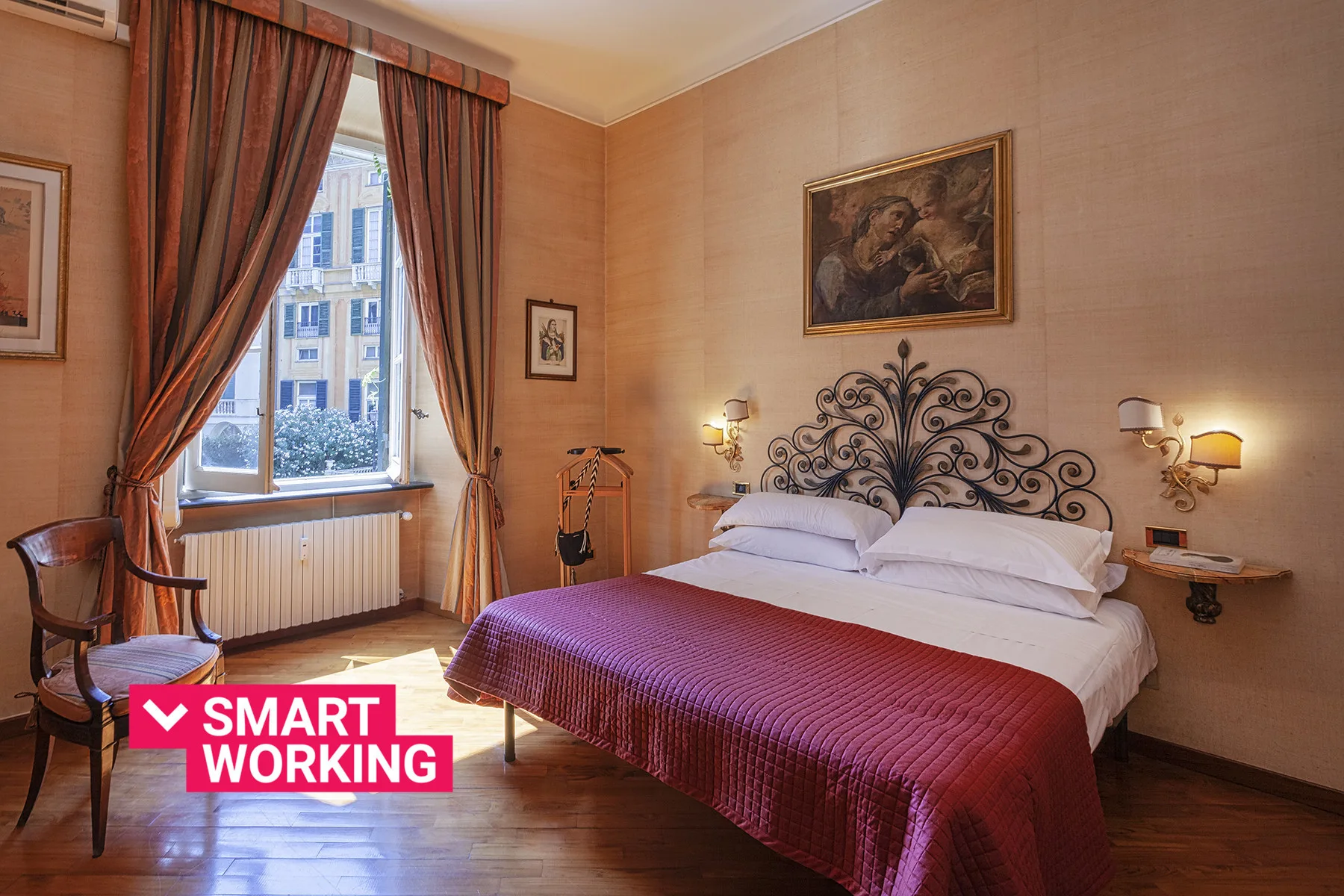 Un dormitorio con una cama grande, un cabecero ornamentado y una ventana con cortinas.