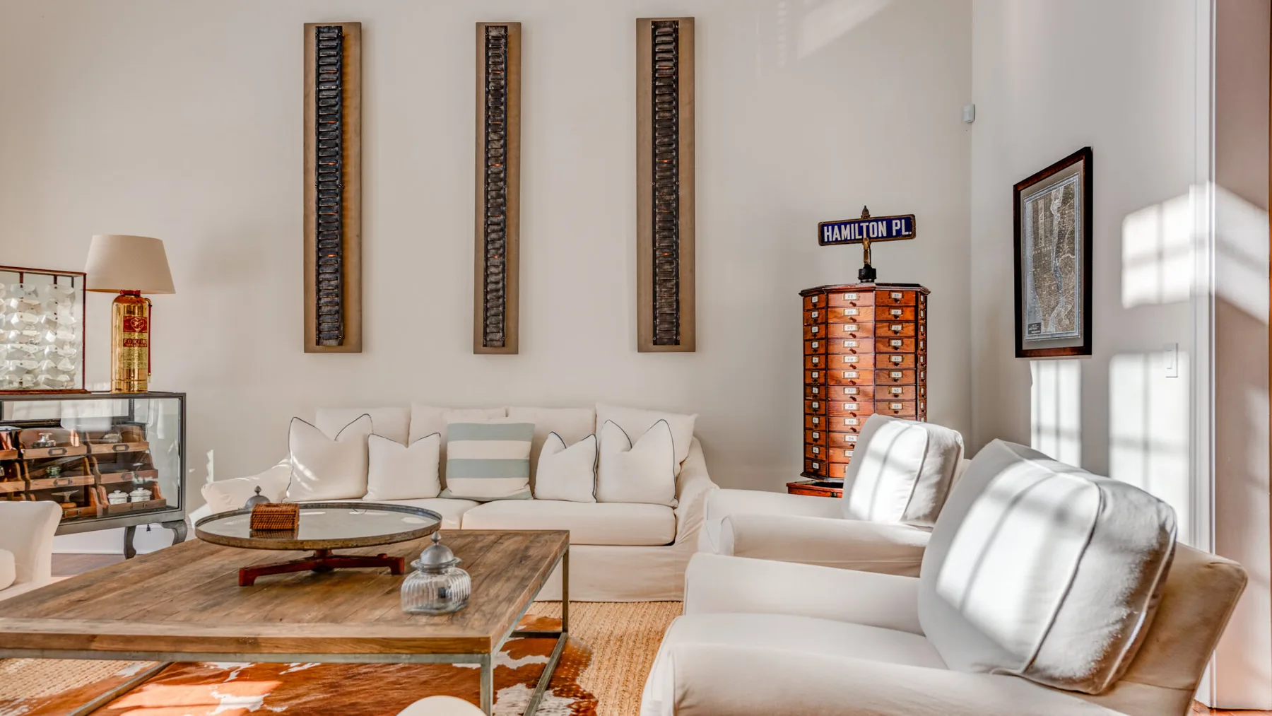 Una sala de estar con asientos claros y una mesa de centro de madera.