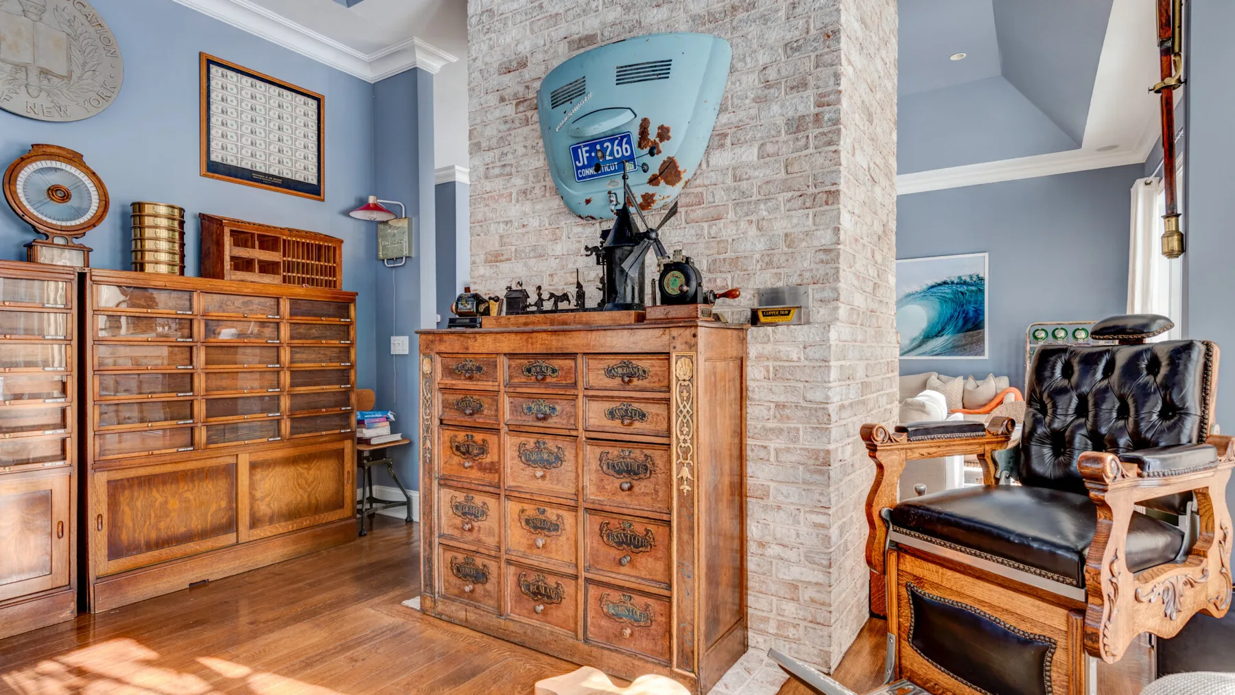 Una habitación amueblada con armarios de madera, una cómoda y un piano.