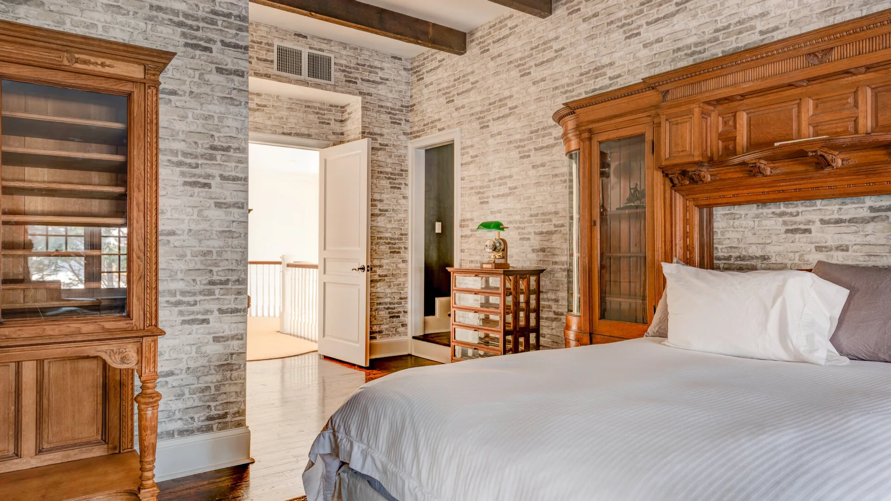 Un dormitorio con una cama grande y muebles de madera ornamentados.