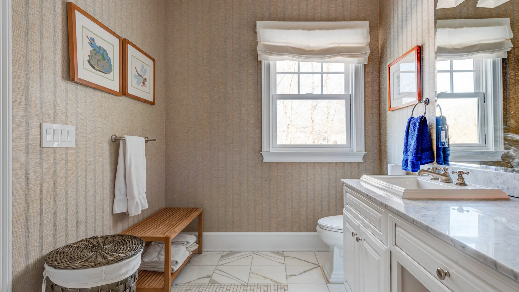 Un baño con lavabo, inodoro y ventana.