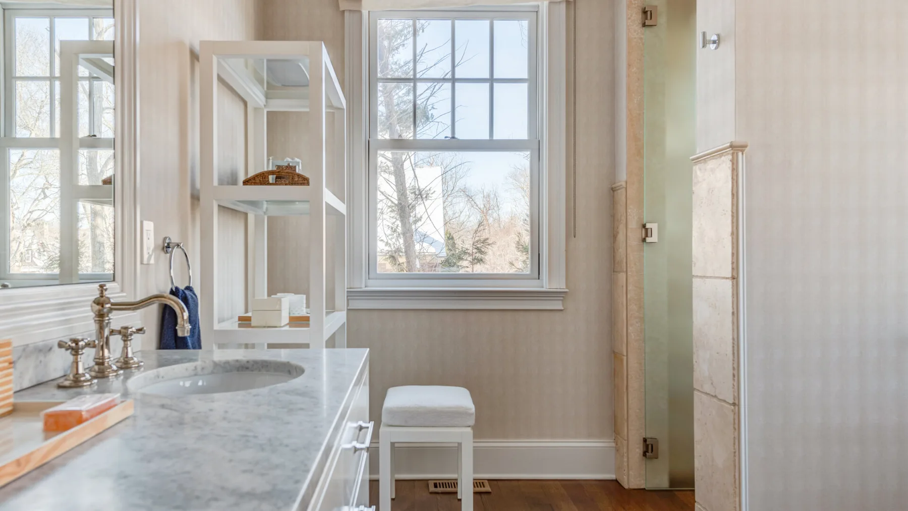 Un baño luminoso con una amplia encimera y grandes ventanas.