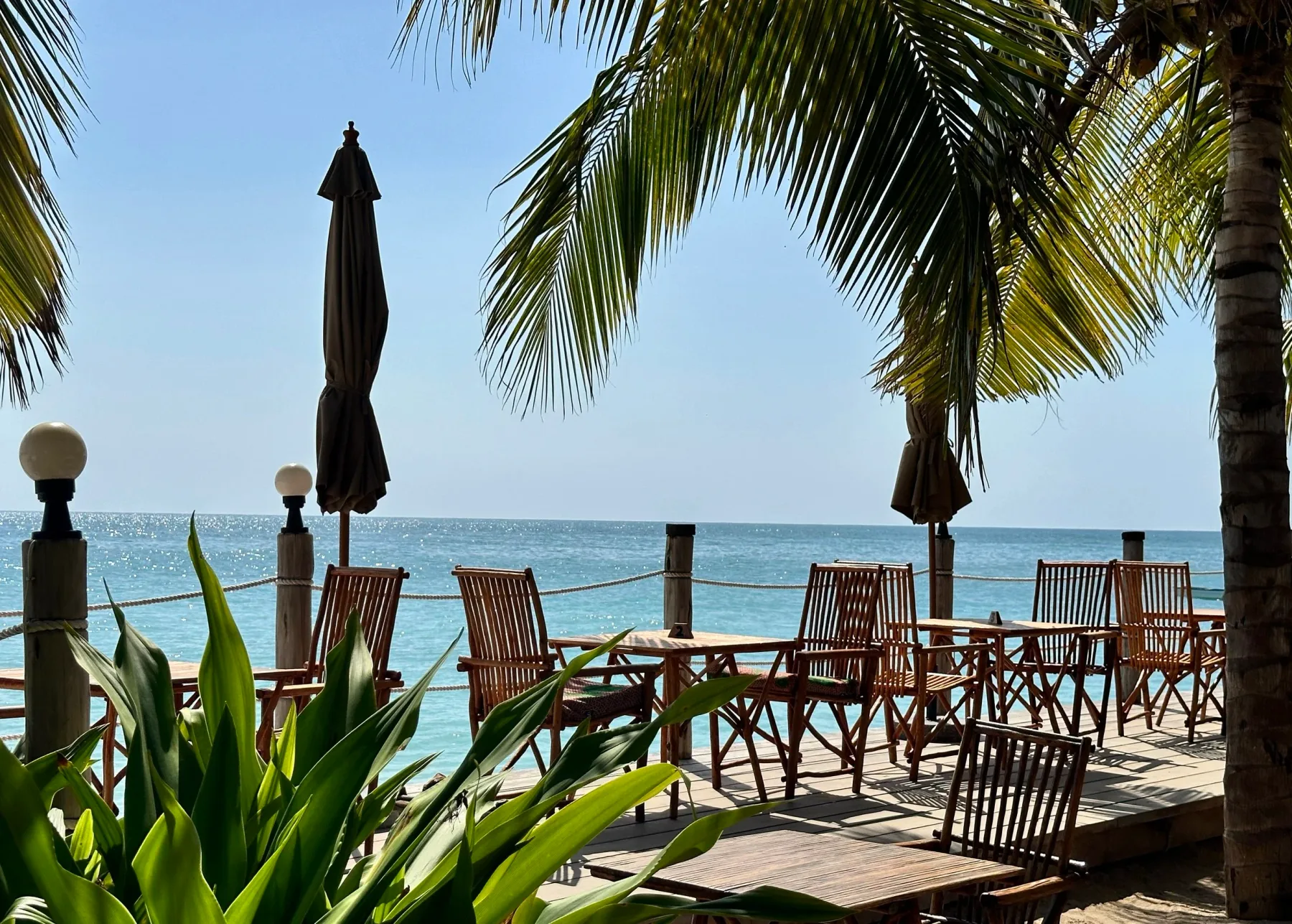 Bar de playa y vista al mar
