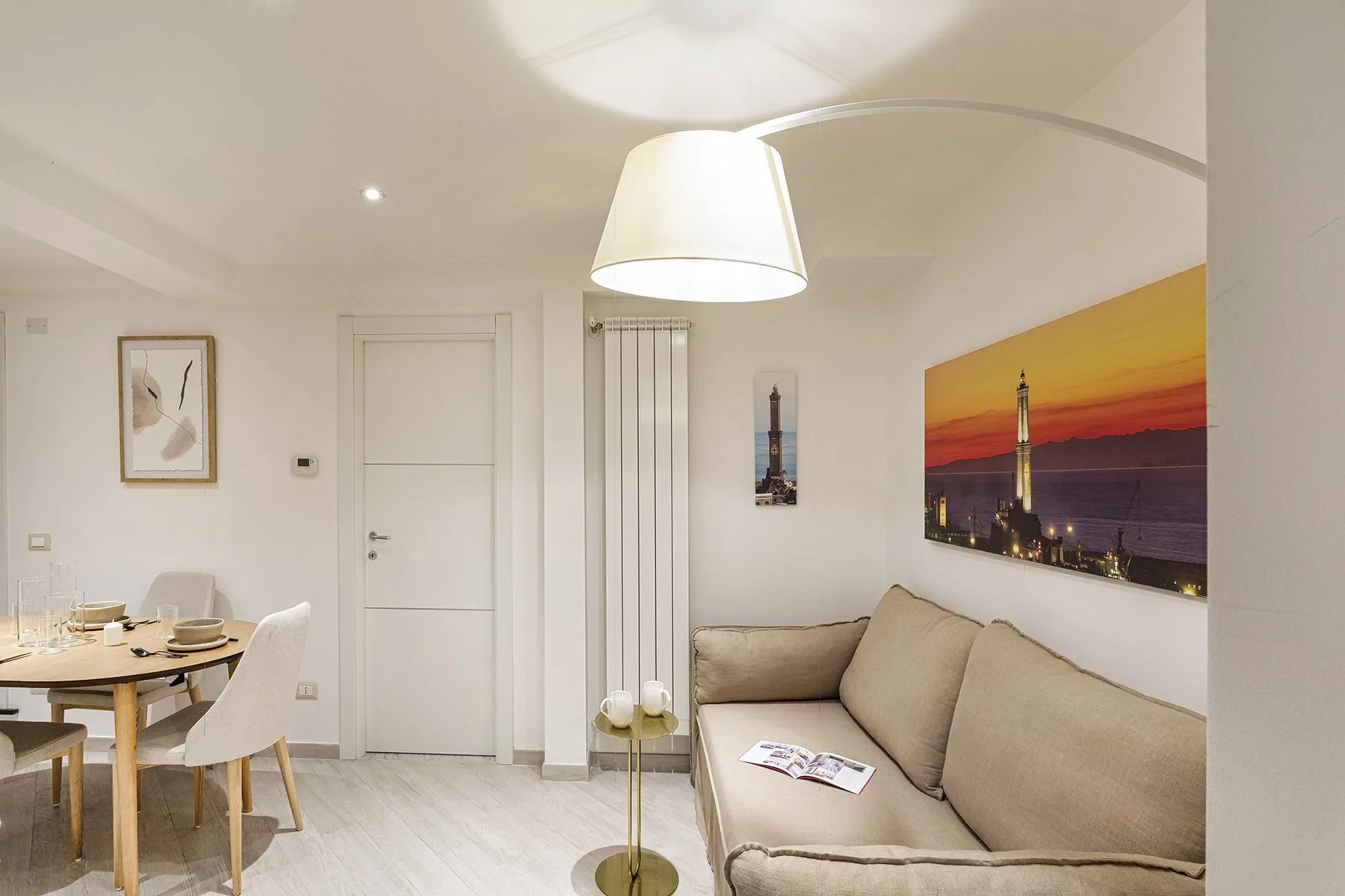 Una luminosa sala con comedor, sofá beige y mesa de comedor.