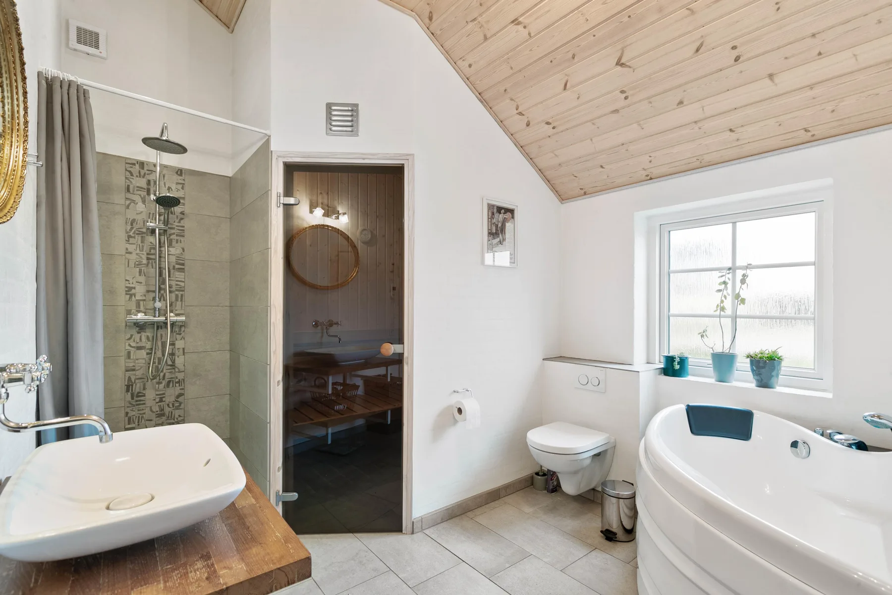 Un baño con ducha, bañera y ventana.